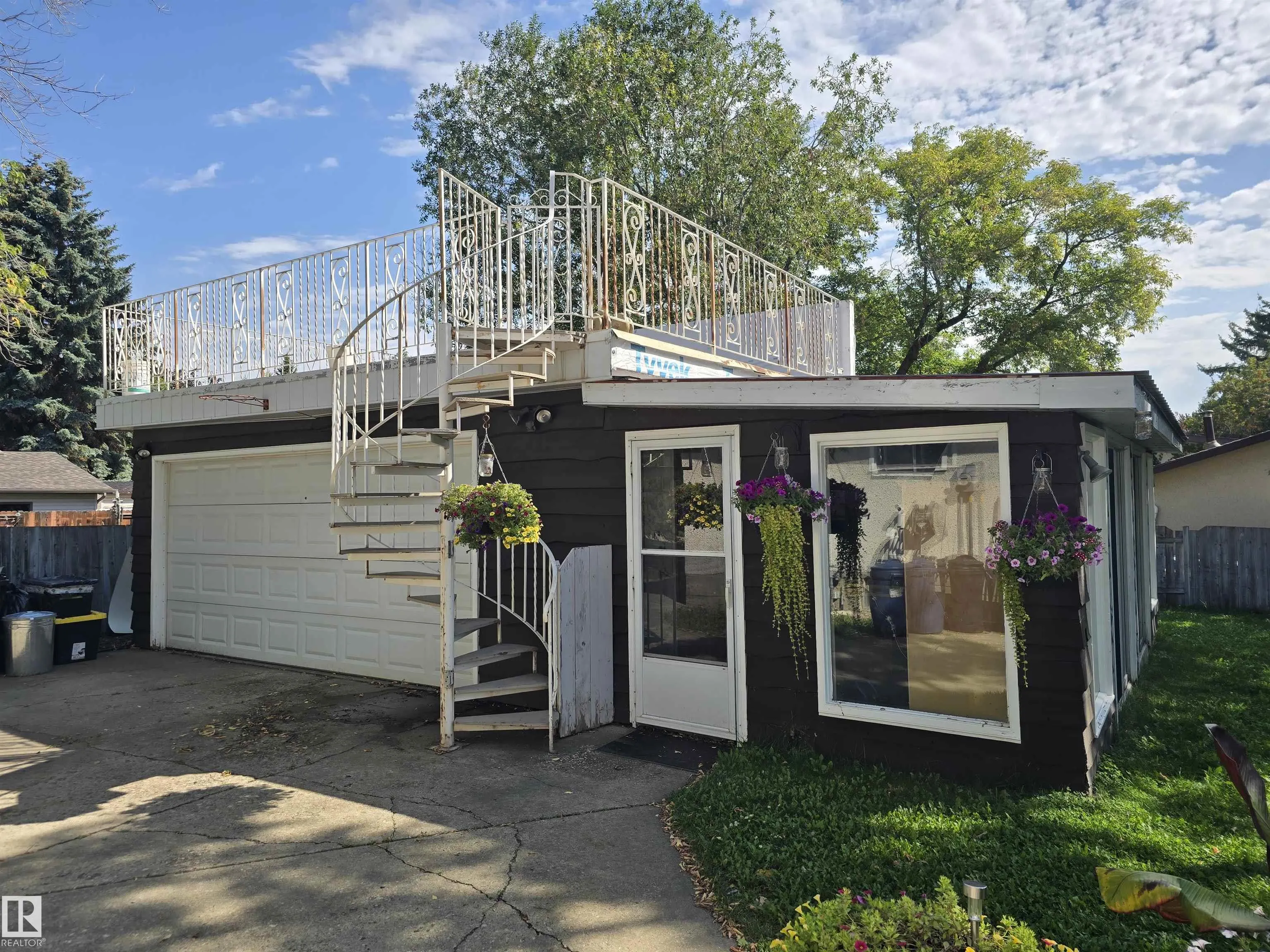 48 MEADOWOOD Crescent