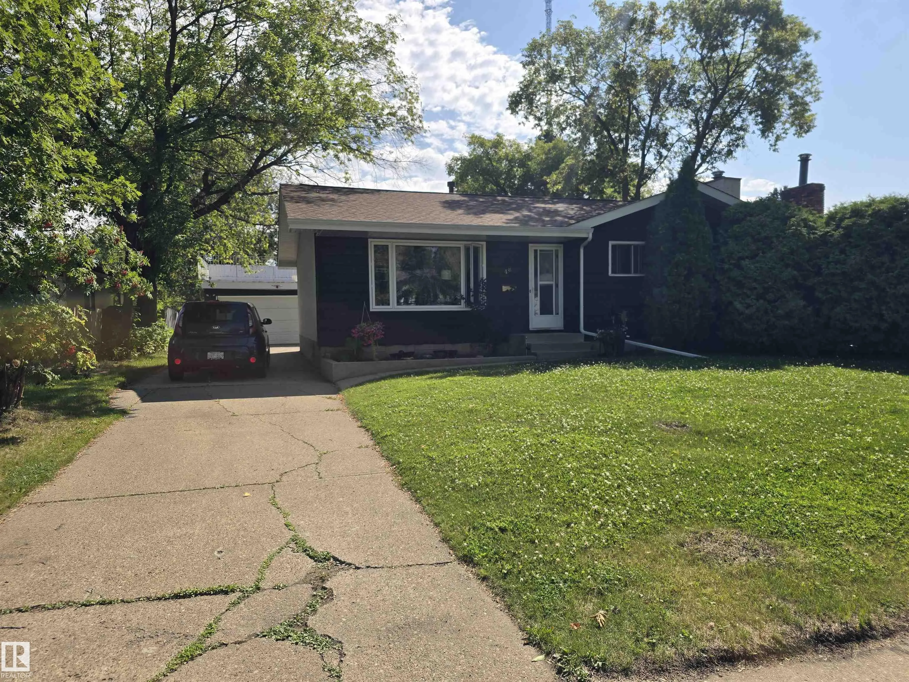 48 MEADOWOOD Crescent