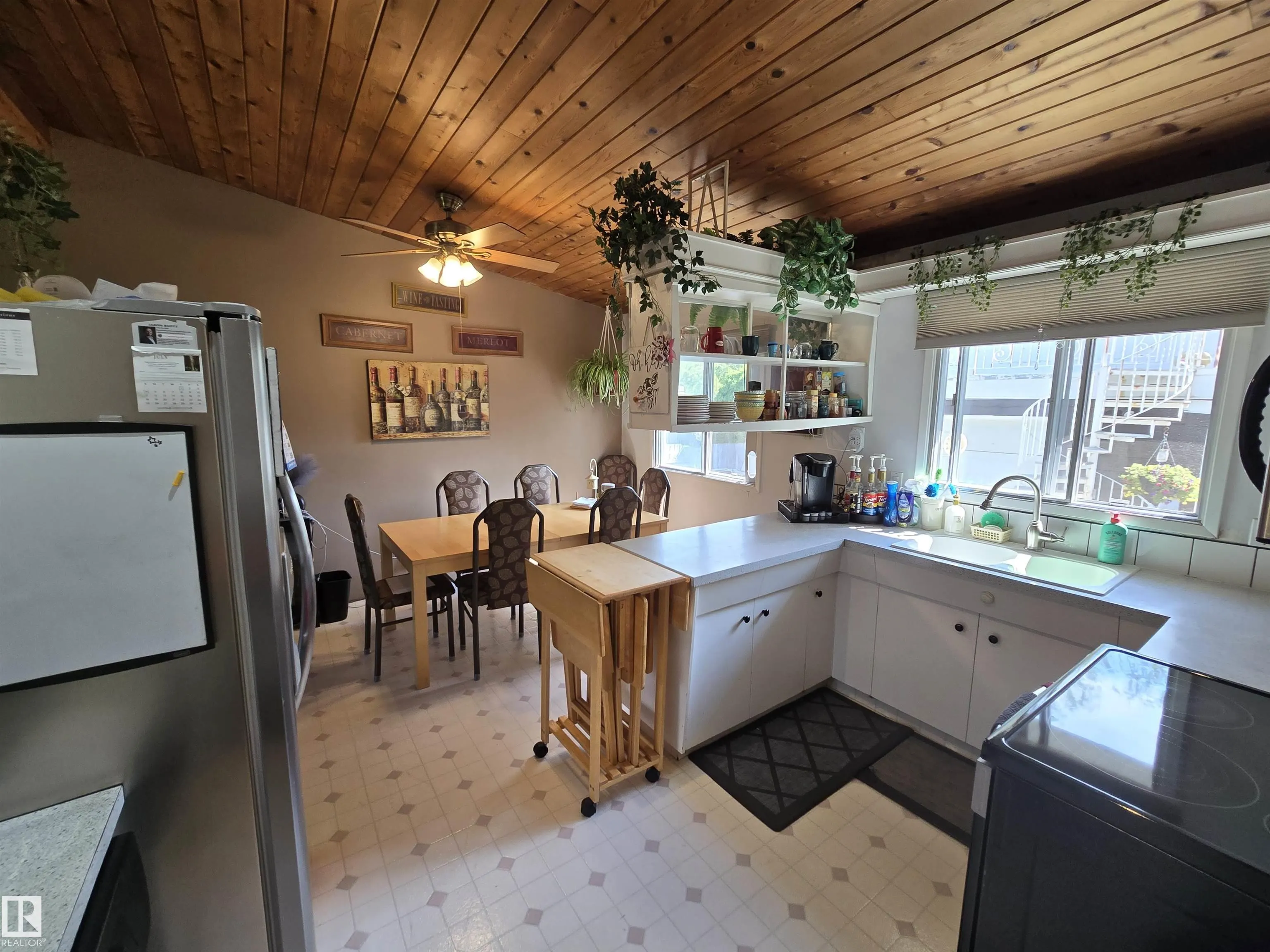 48 MEADOWOOD Crescent