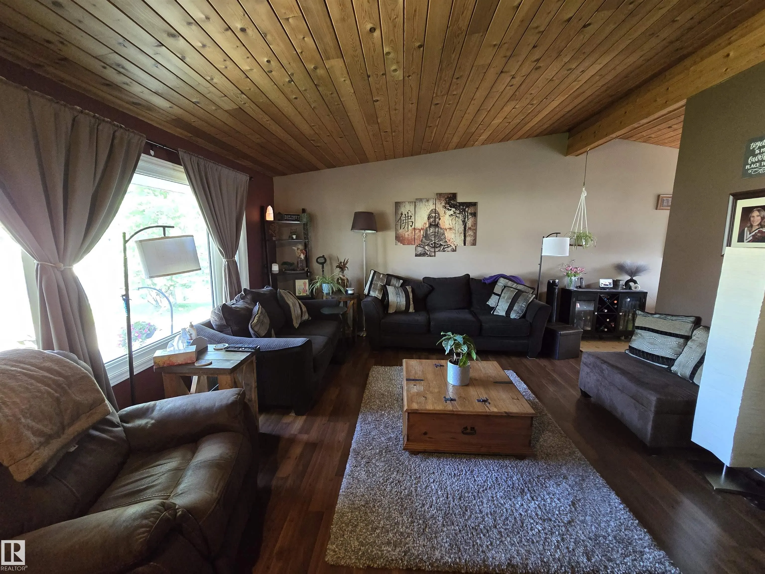 48 MEADOWOOD Crescent