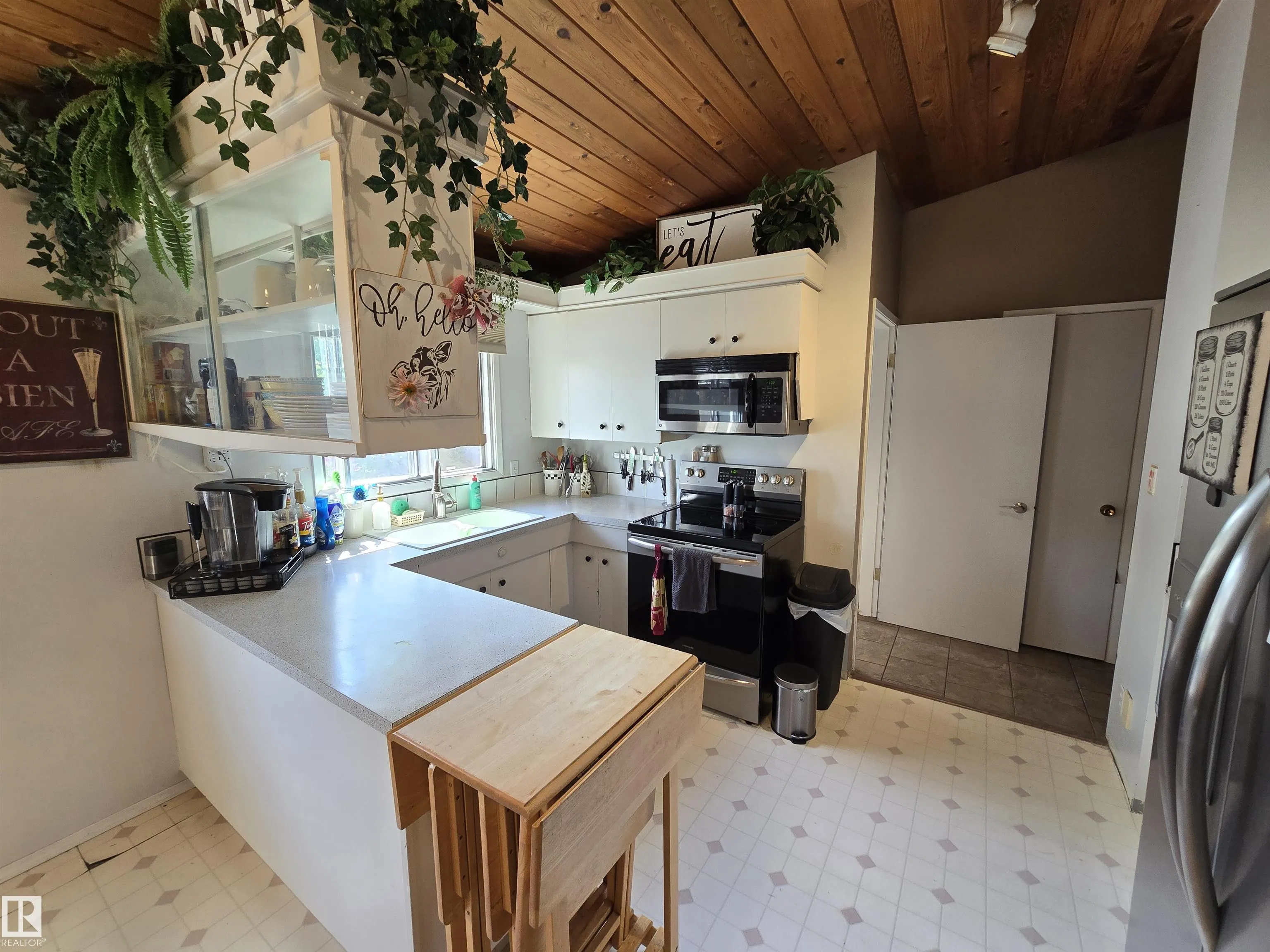 48 MEADOWOOD Crescent