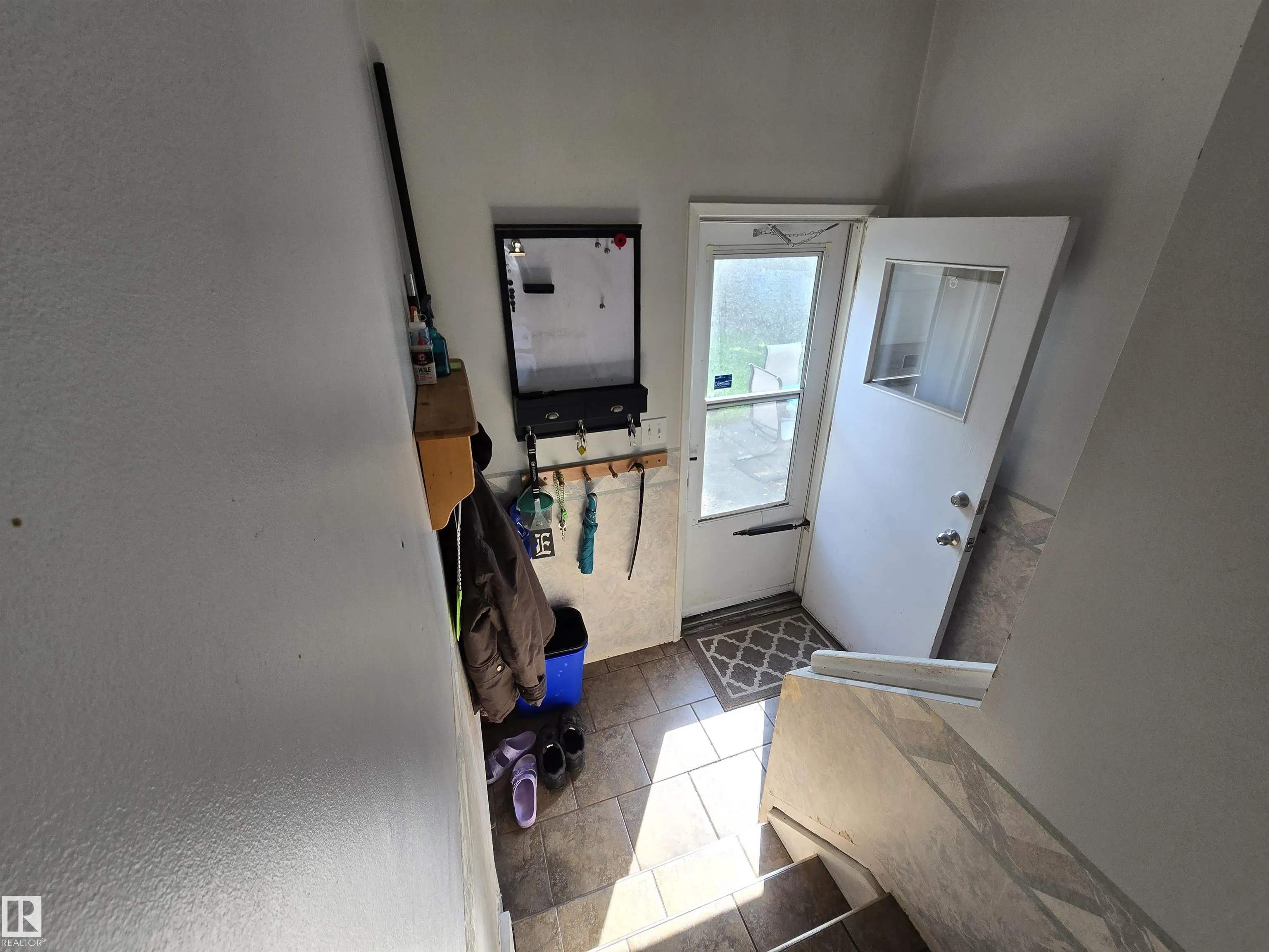 48 MEADOWOOD Crescent
