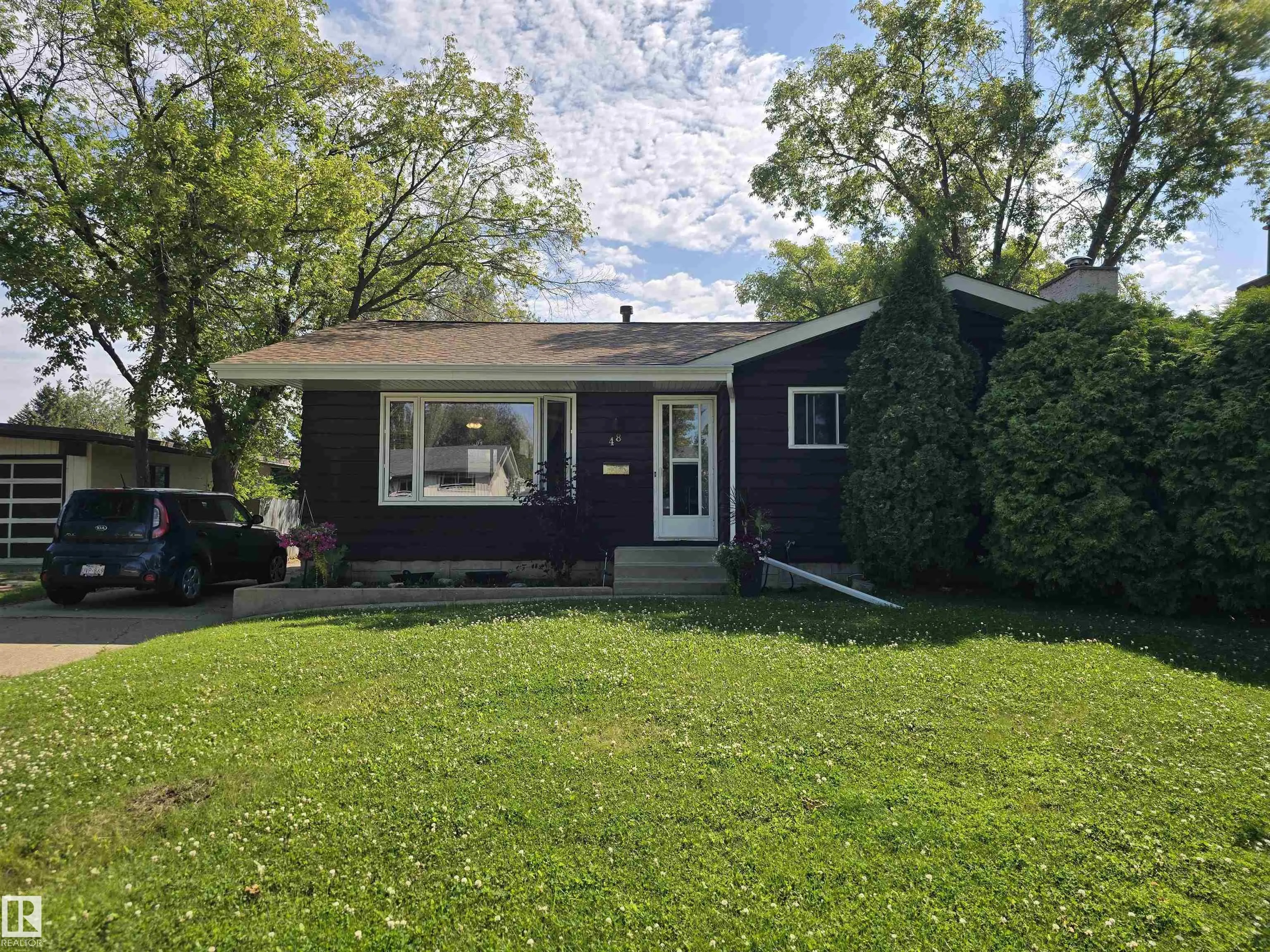 48 MEADOWOOD Crescent