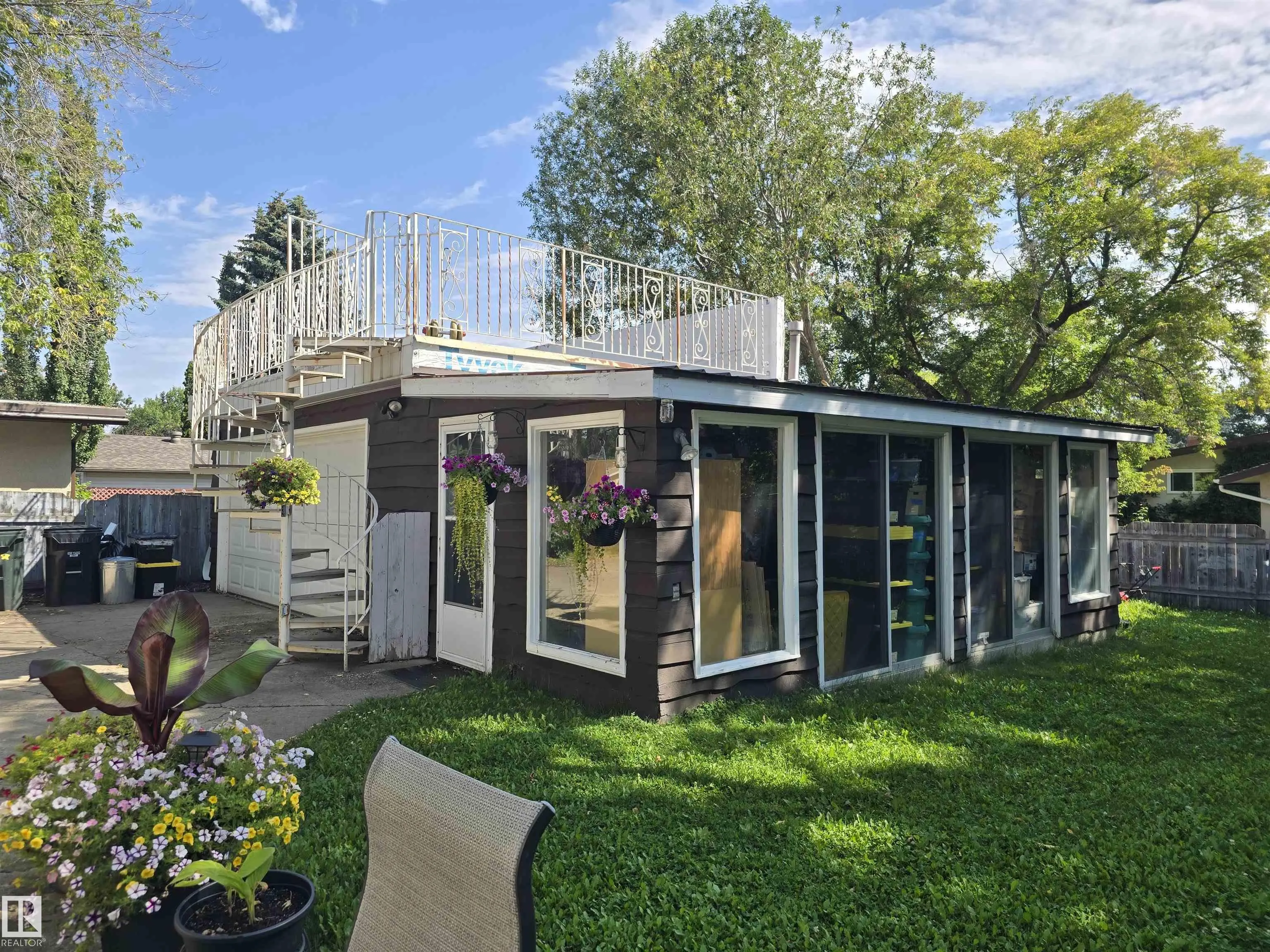 48 MEADOWOOD Crescent