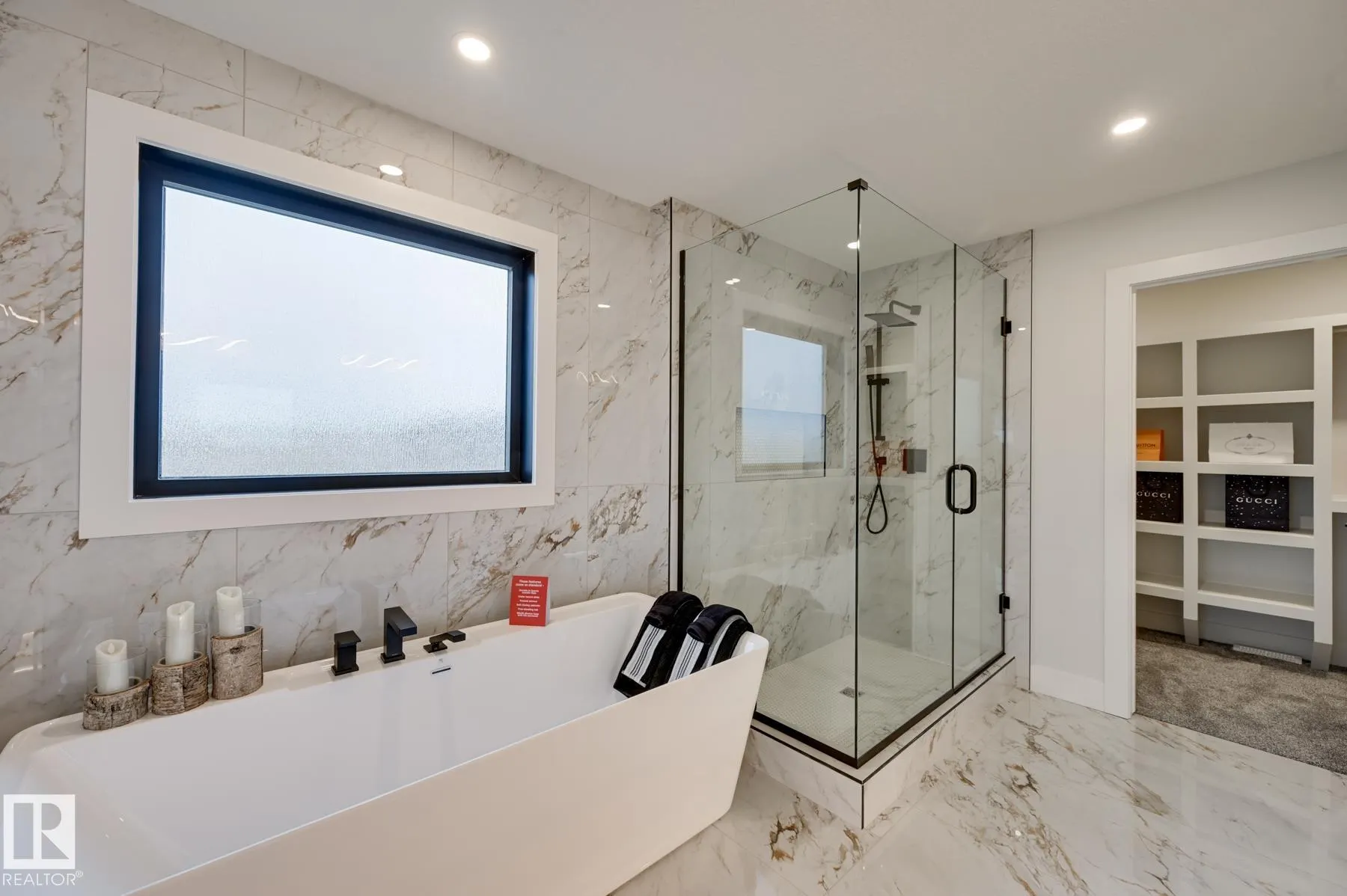 32 CANNES Cove