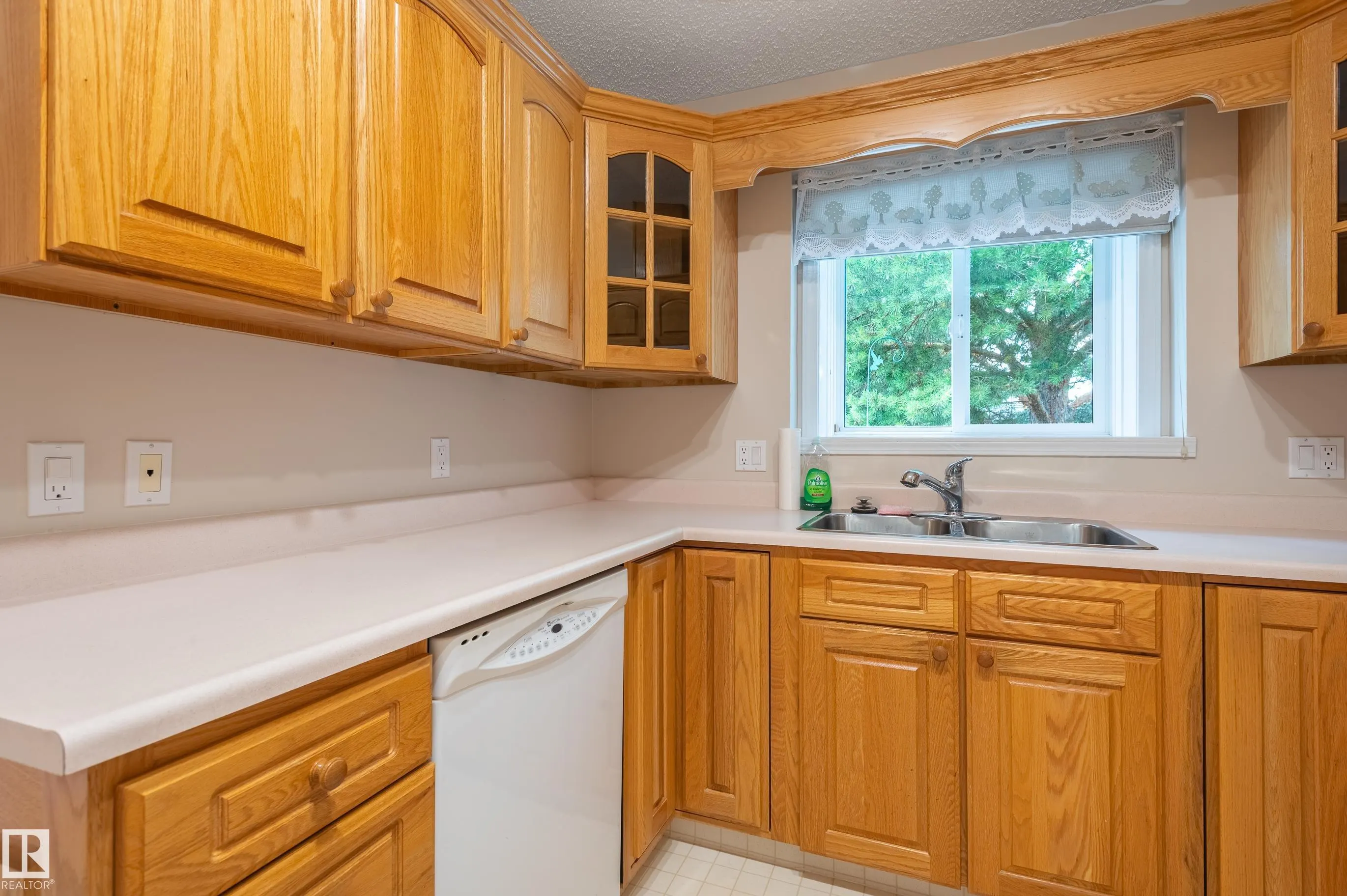 104 LAKESIDE Place