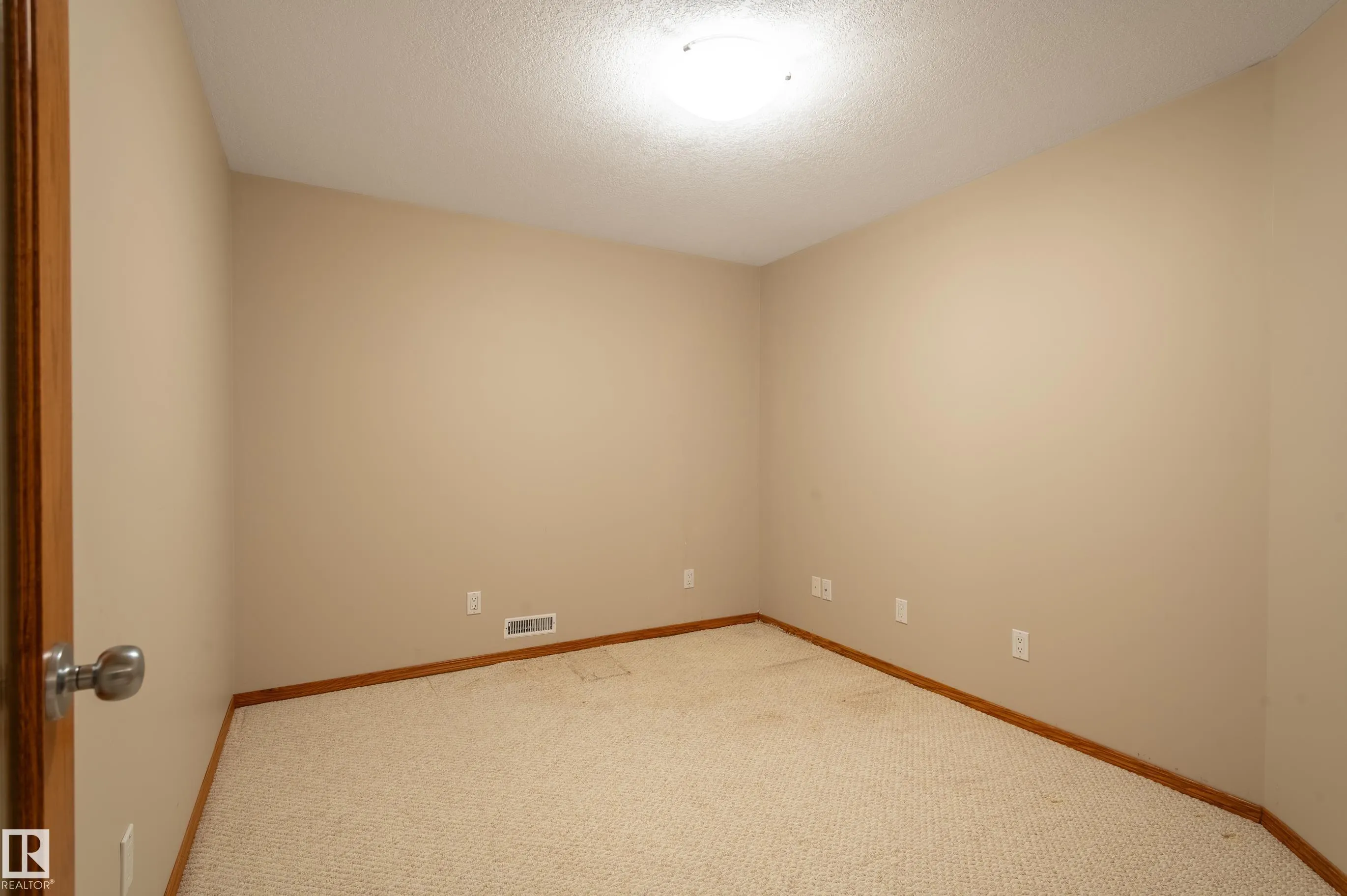 104 LAKESIDE Place