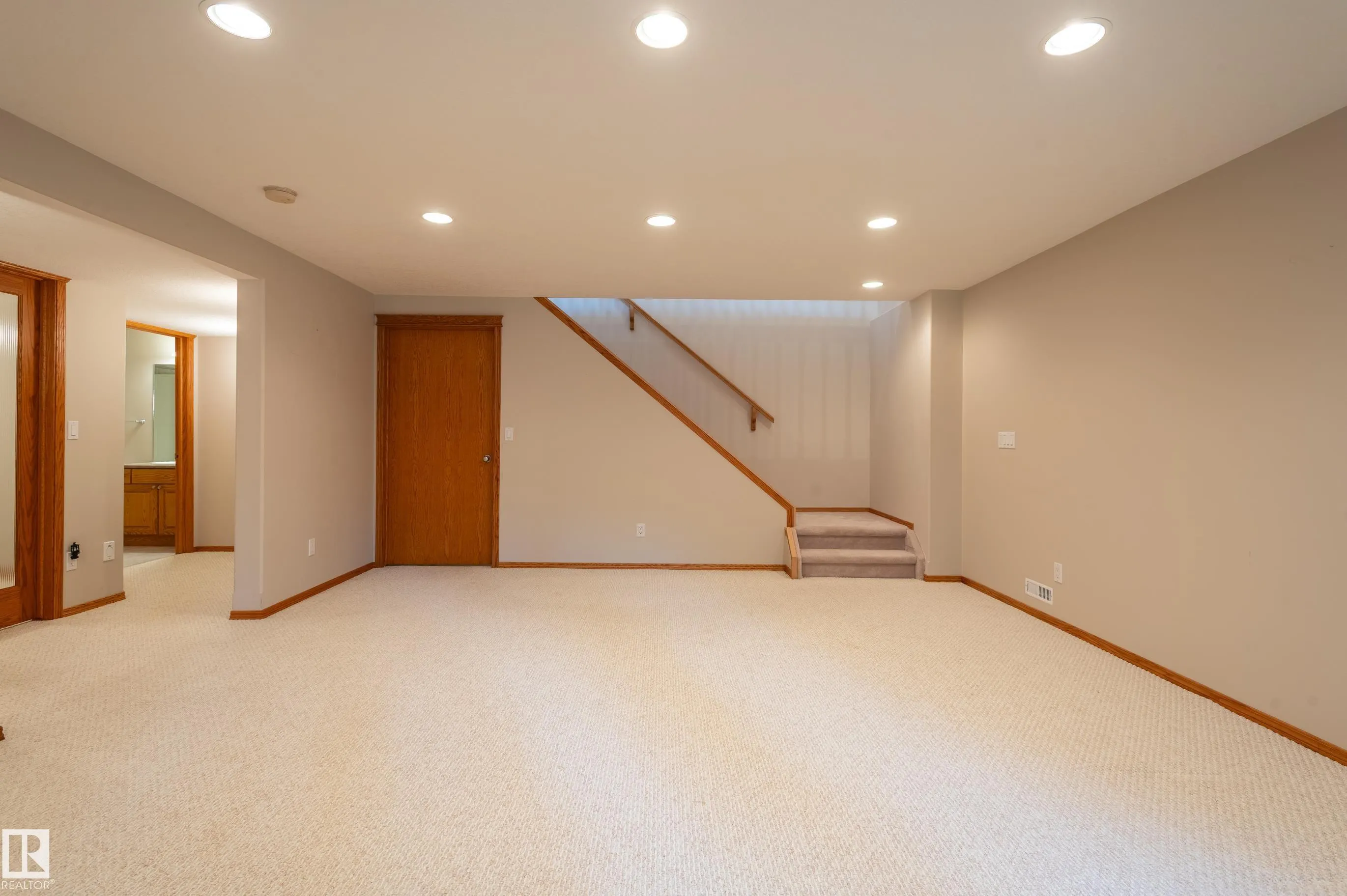 104 LAKESIDE Place