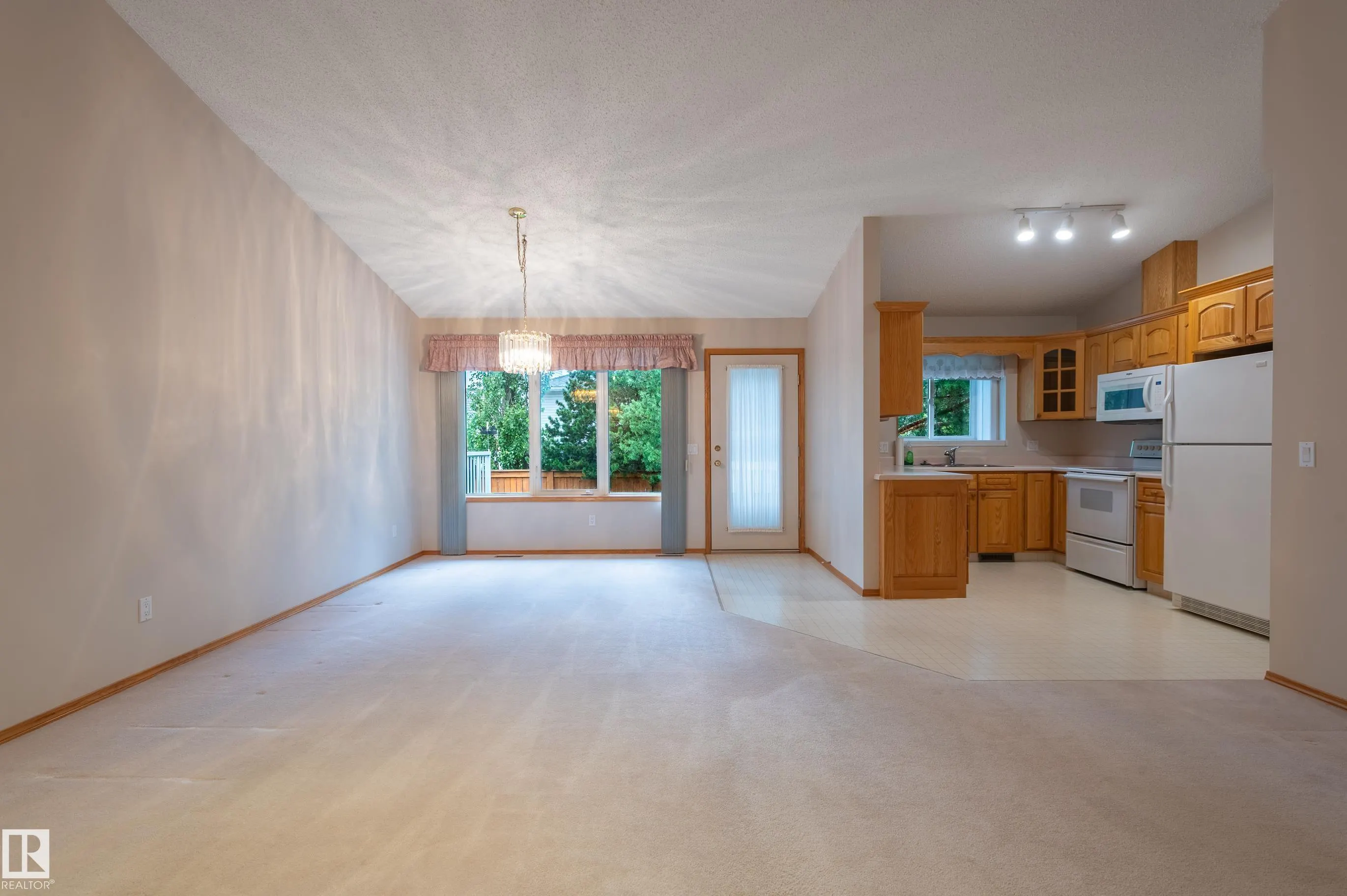 104 LAKESIDE Place