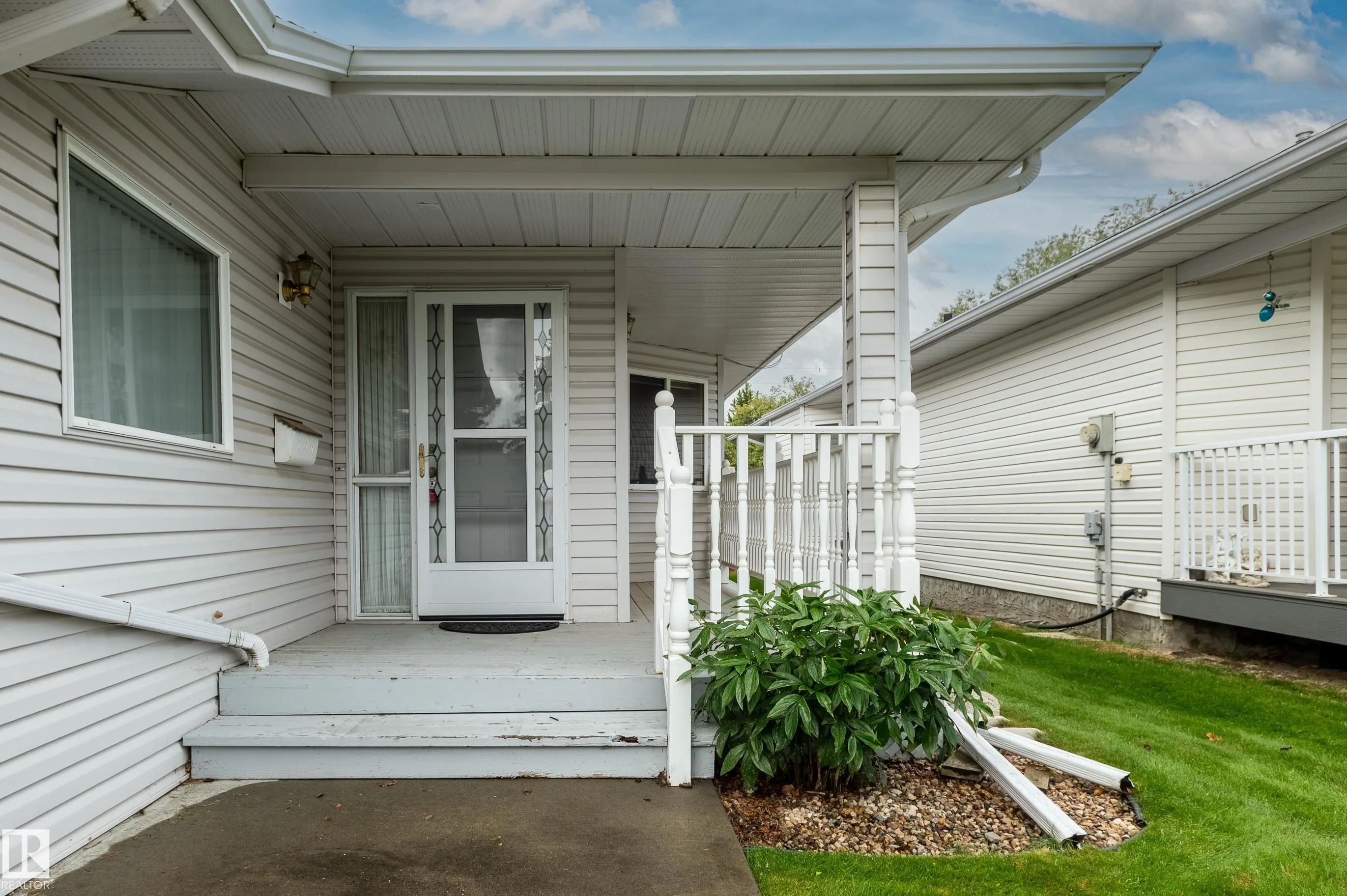 104 LAKESIDE Place