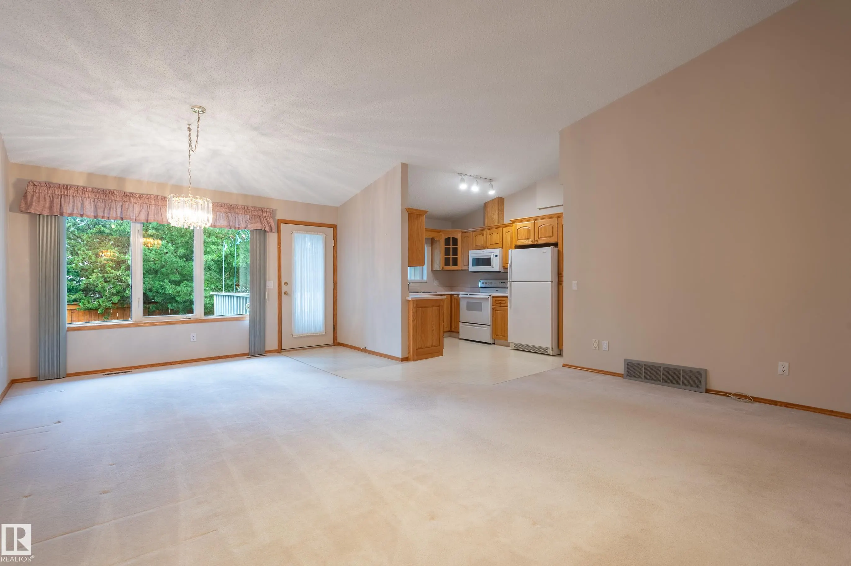 104 LAKESIDE Place