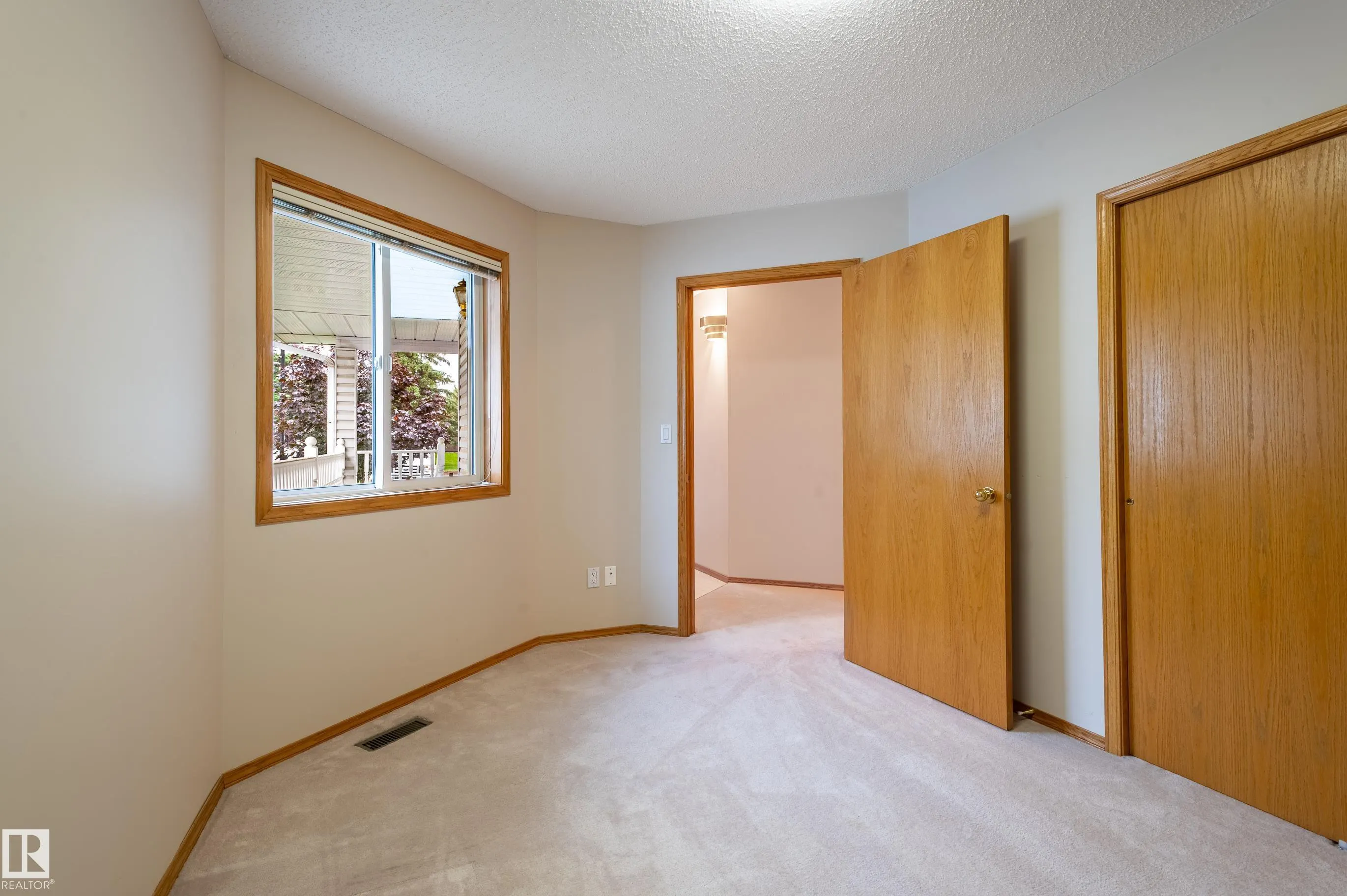 104 LAKESIDE Place
