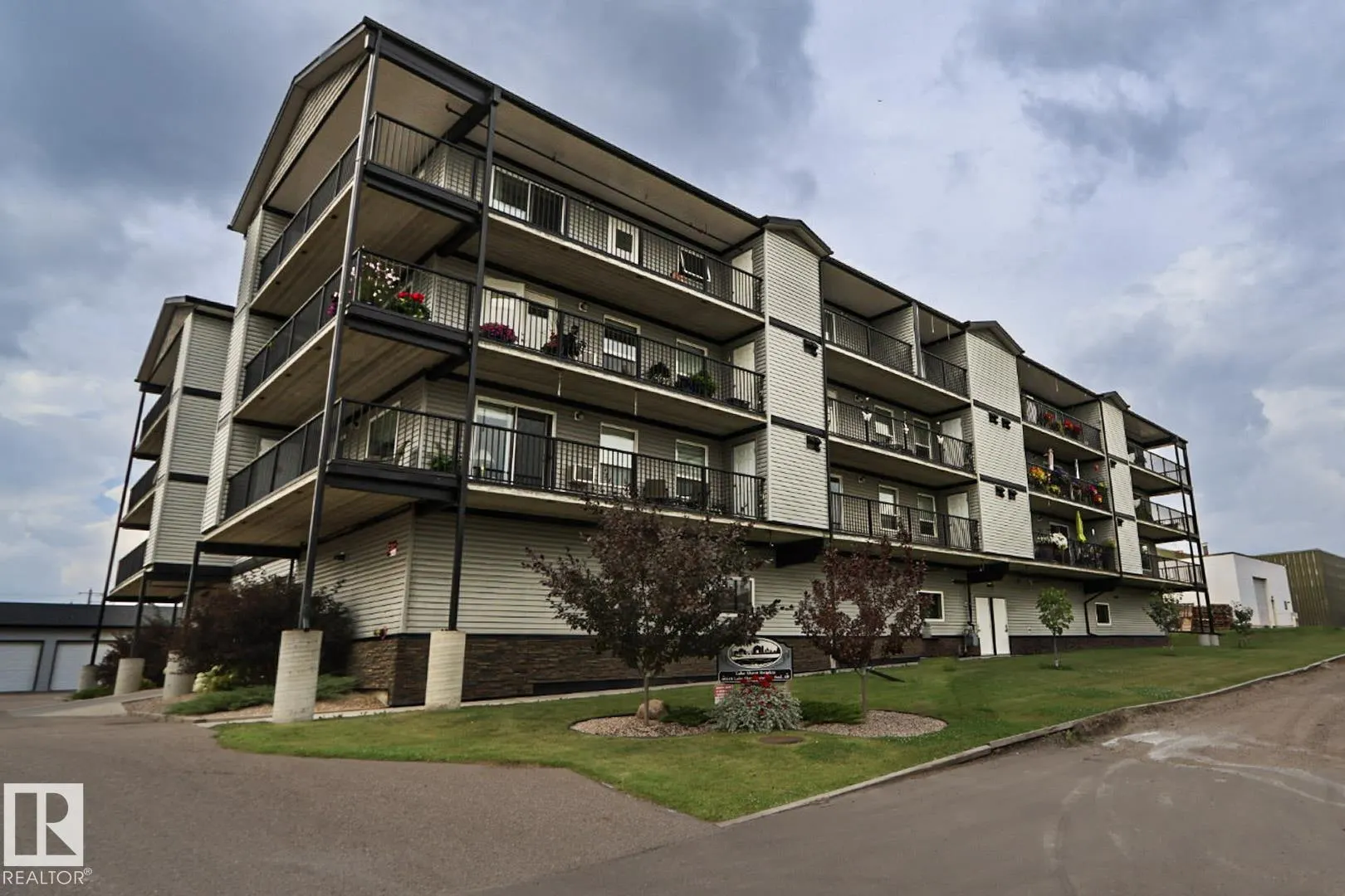 #404 4614B Lakeshore Dr