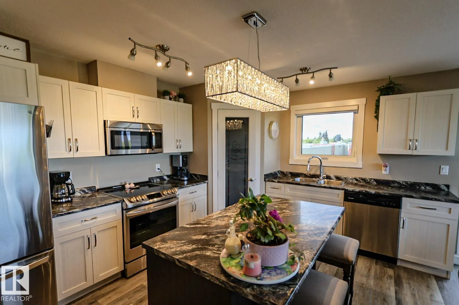 #404 4614B Lakeshore Dr