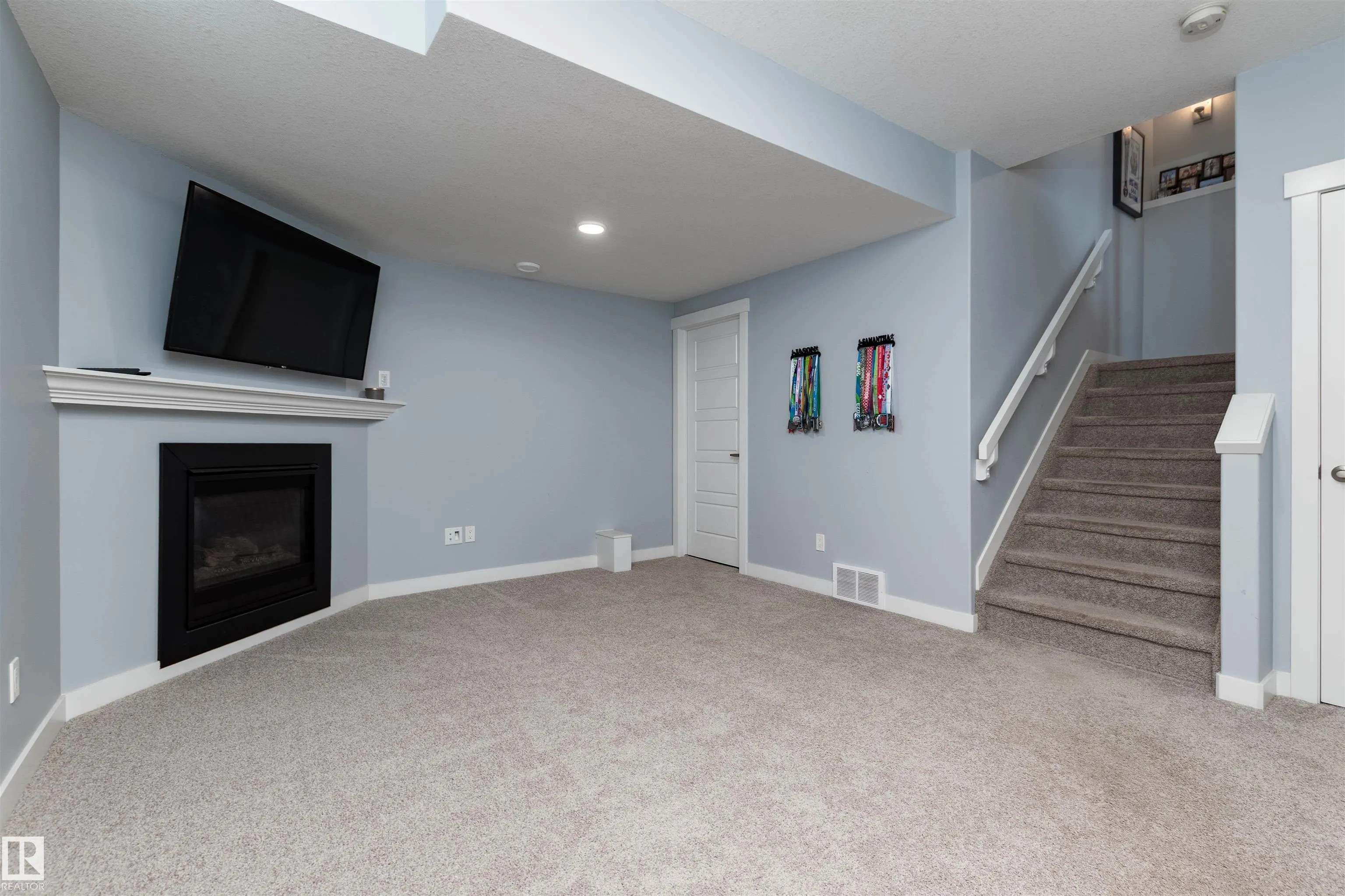 44 AINSLEY Way