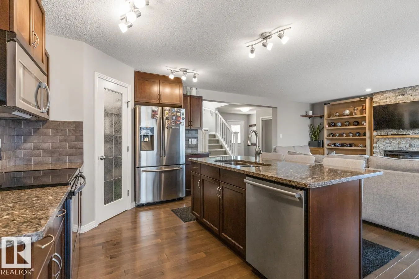 17 MEADOWVIEW Landing