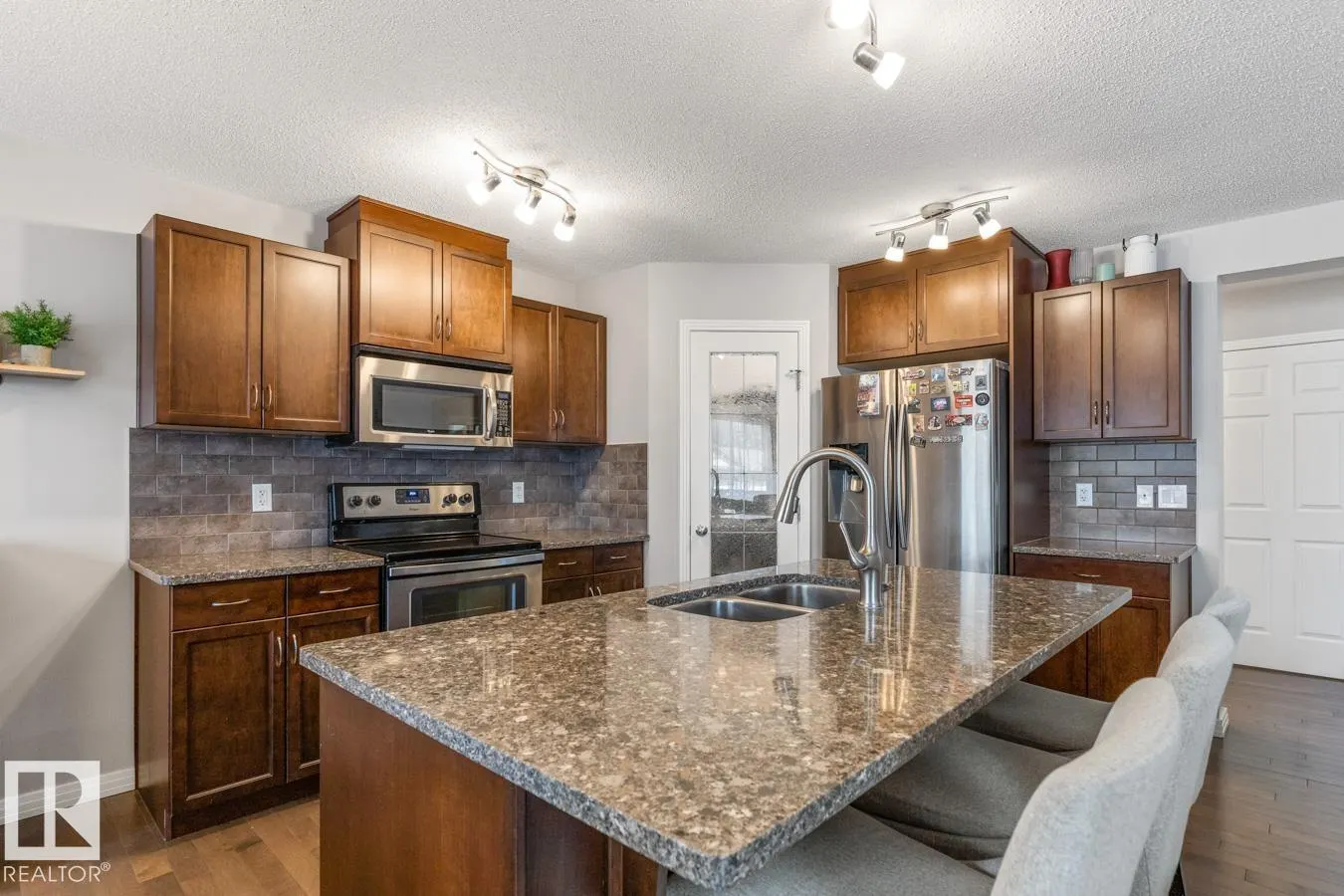17 MEADOWVIEW Landing