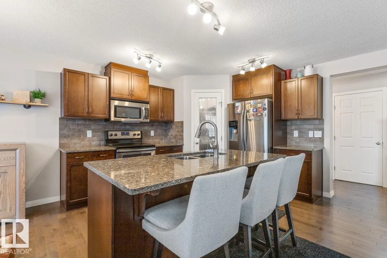 17 MEADOWVIEW Landing