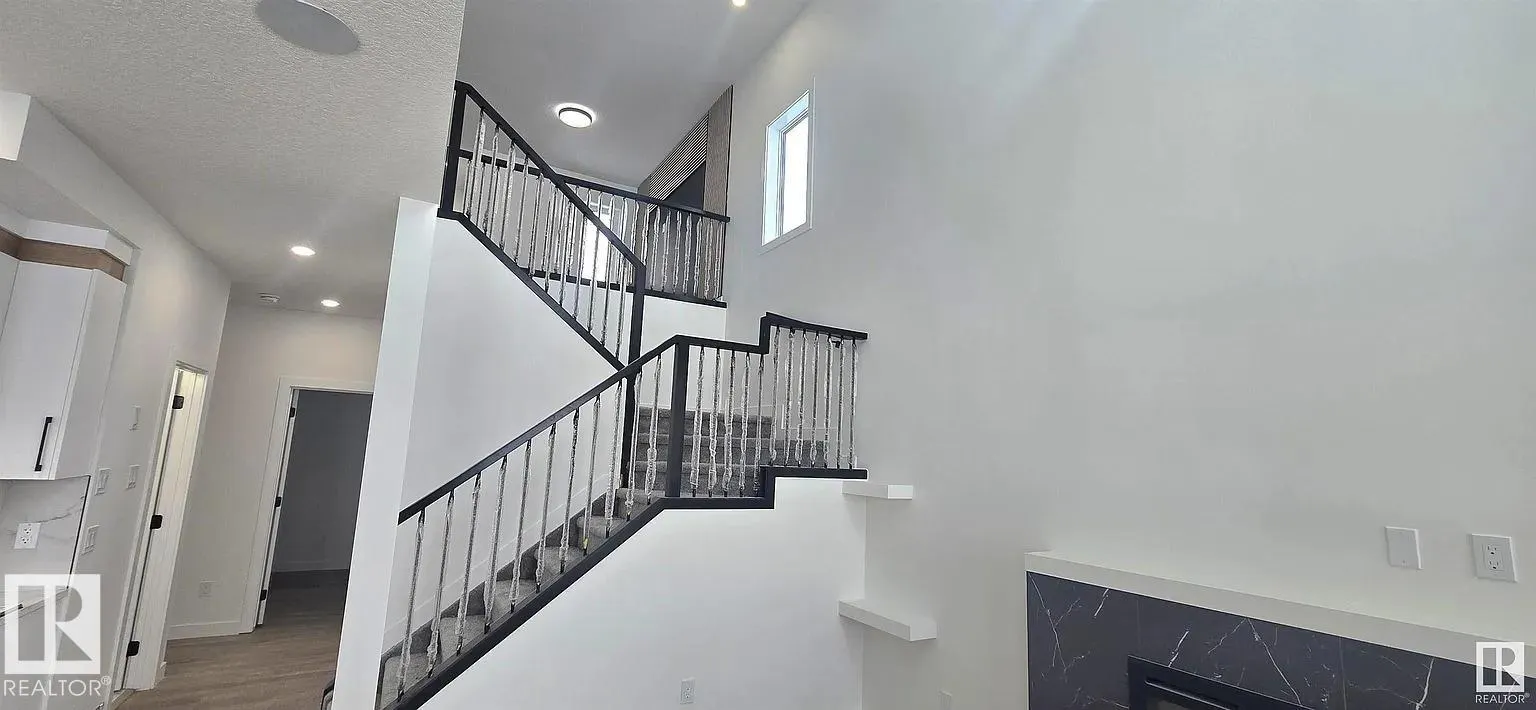 38 ASTORIA Place