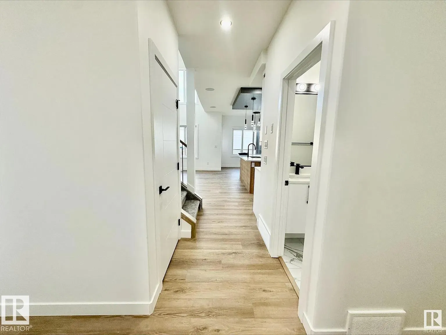 38 ASTORIA Place