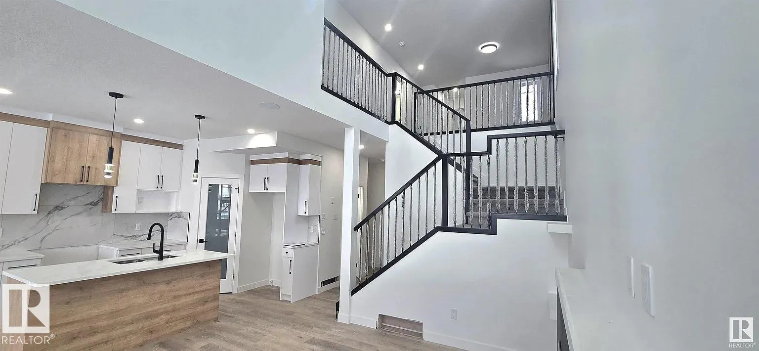 38 ASTORIA Place