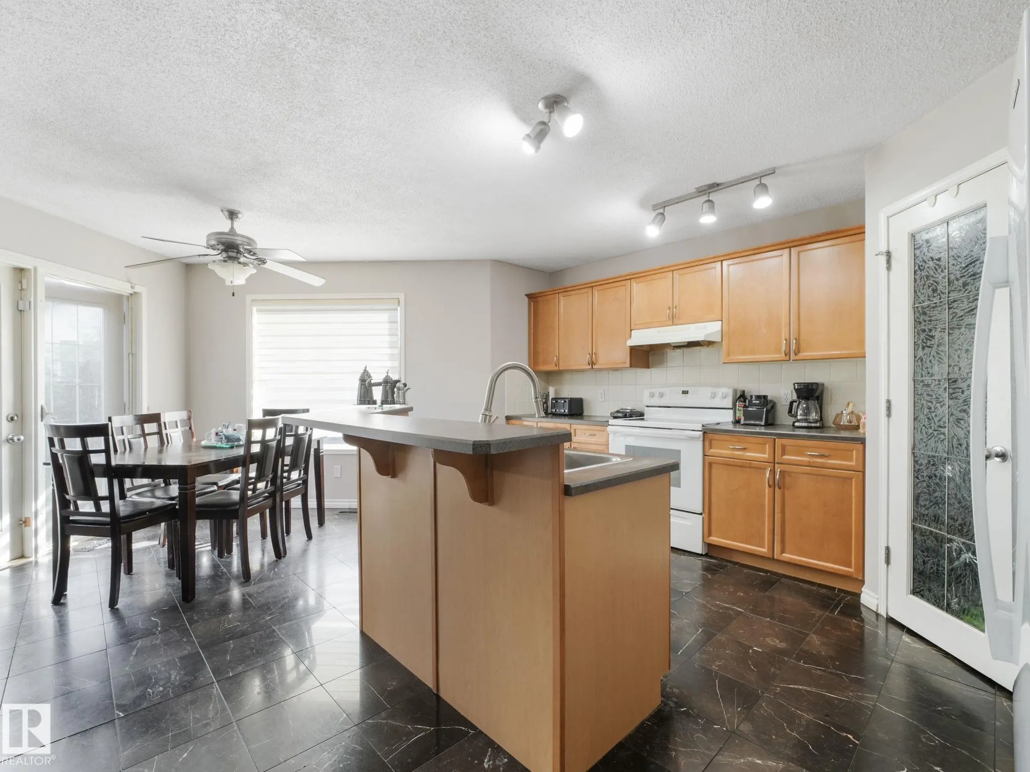 11807 170 Avenue