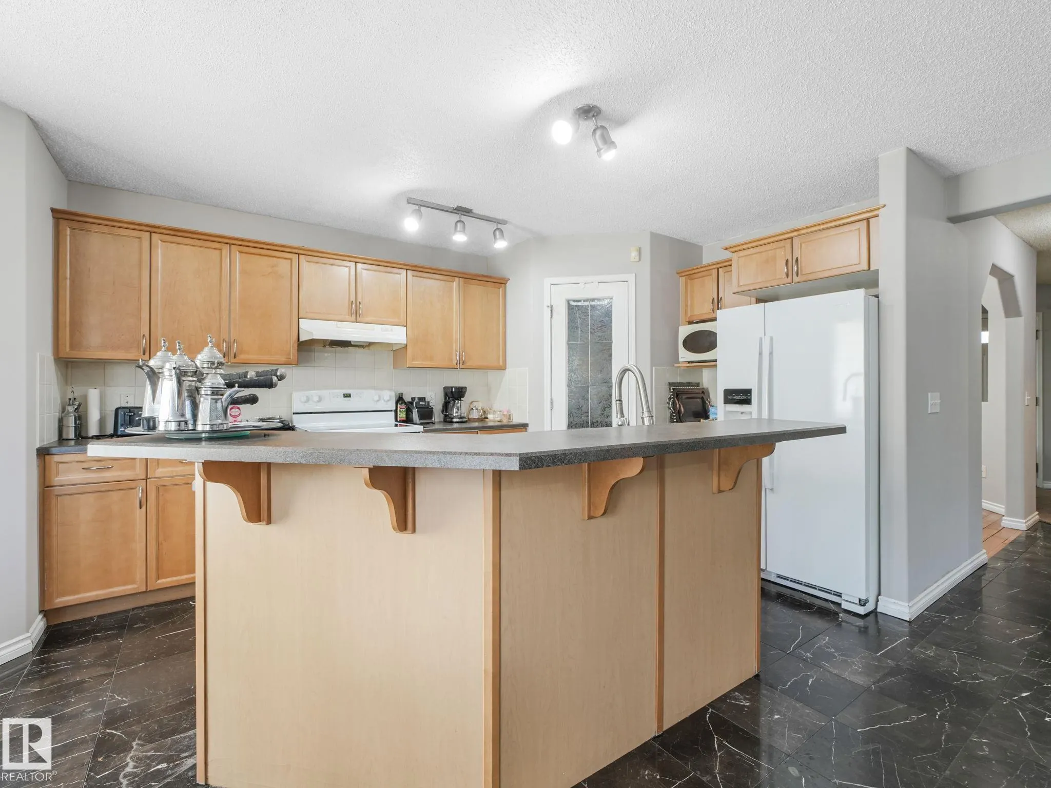 11807 170 Avenue