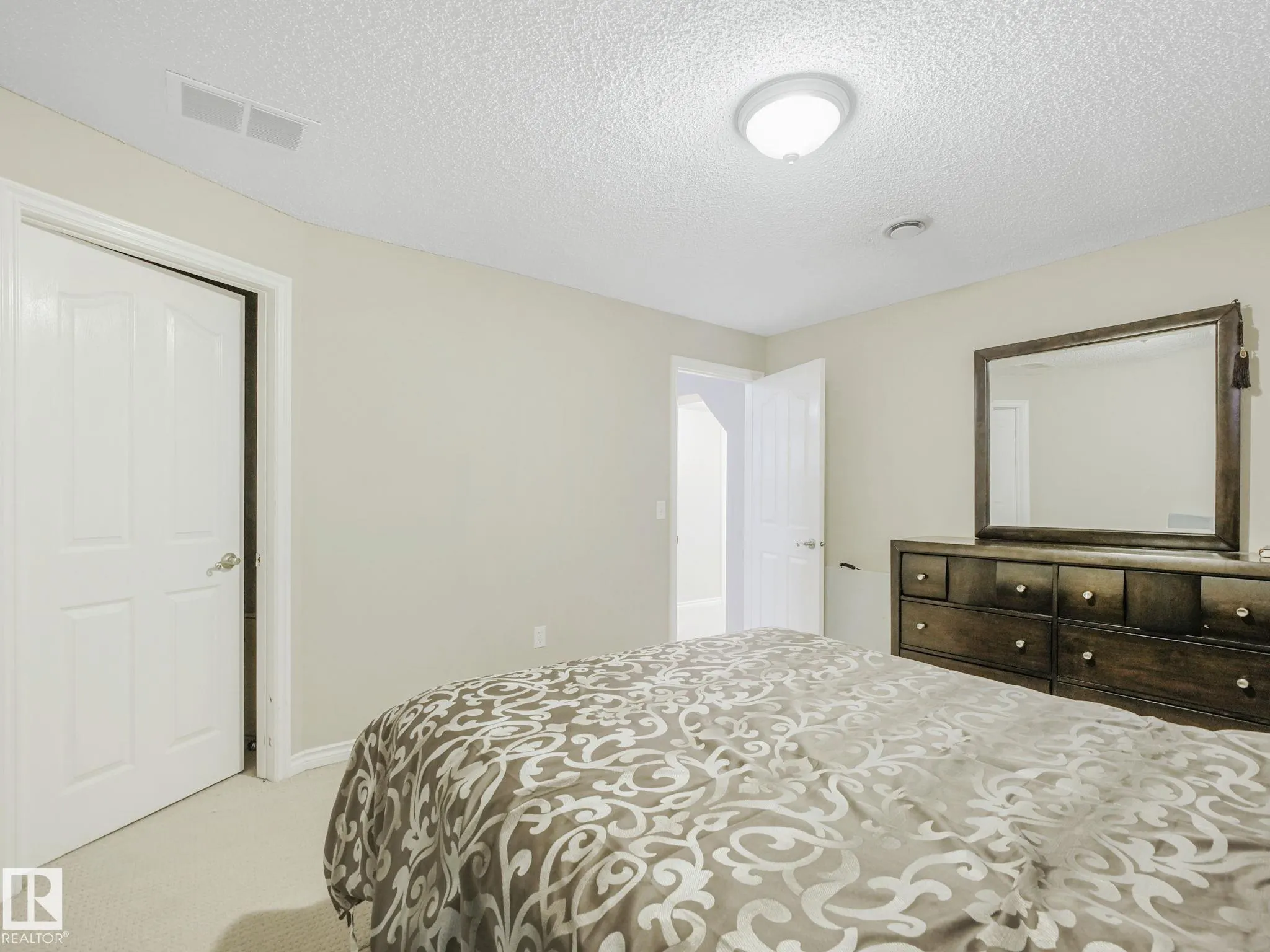 11807 170 Avenue