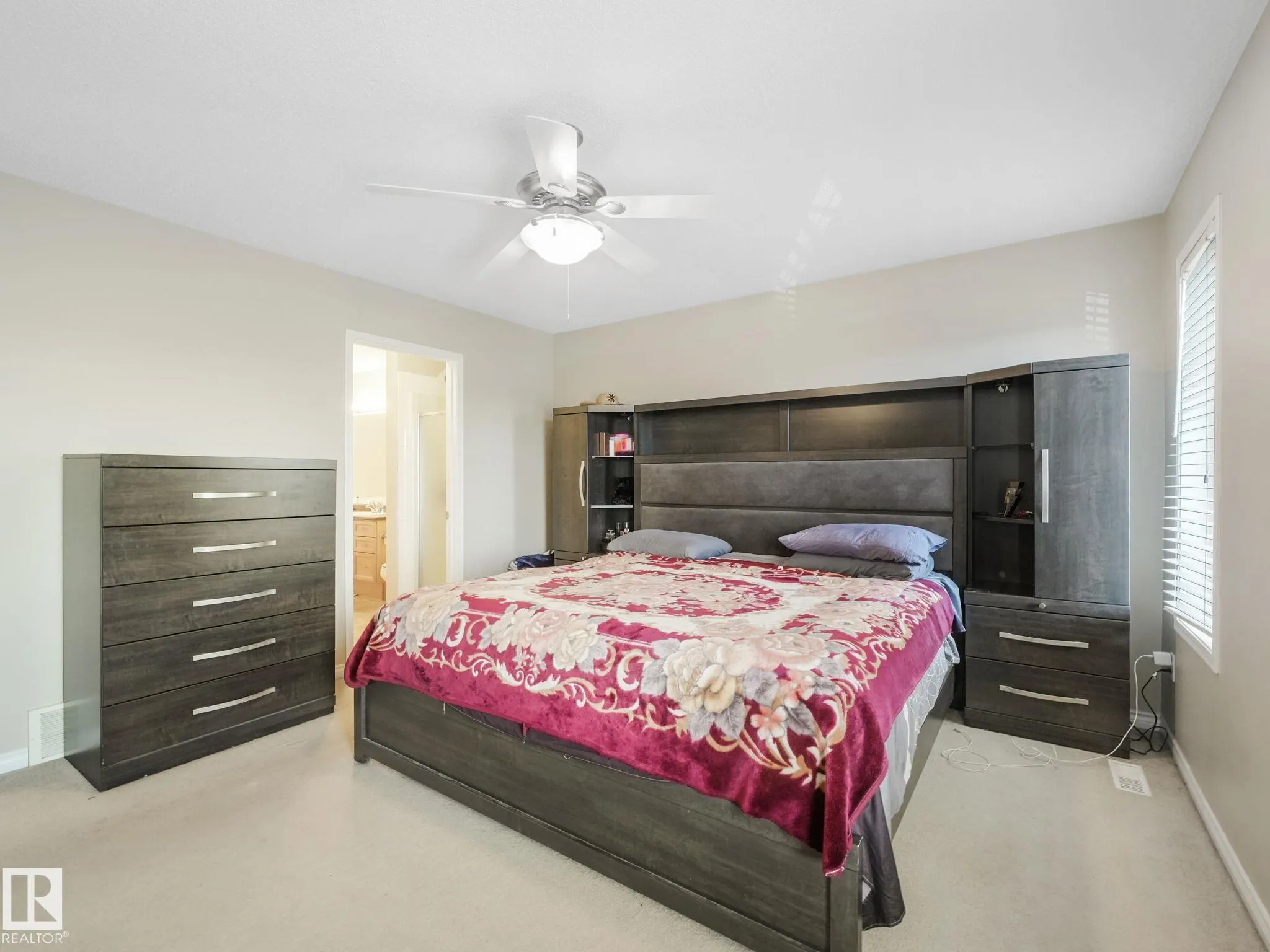 11807 170 Avenue