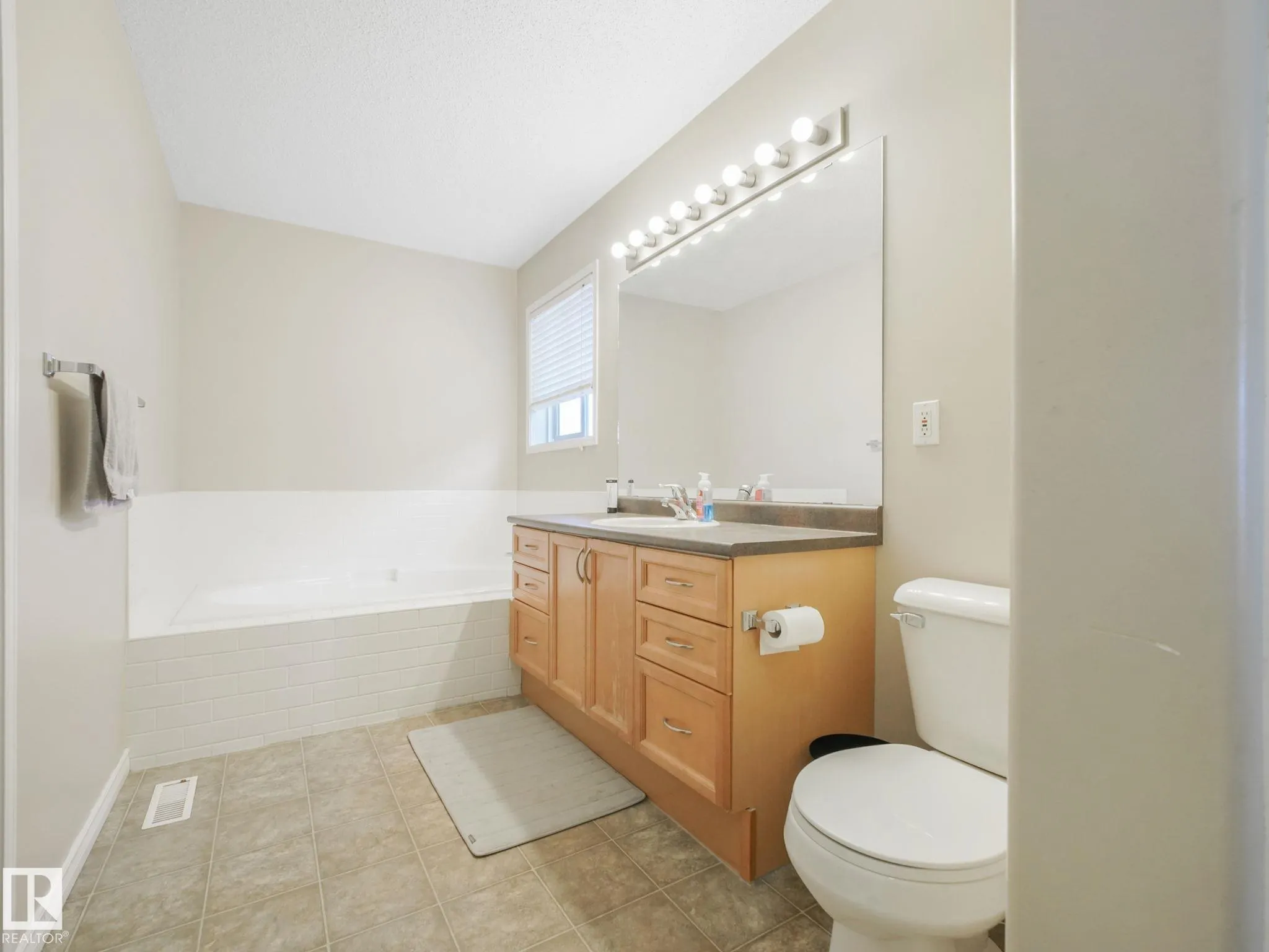 11807 170 Avenue