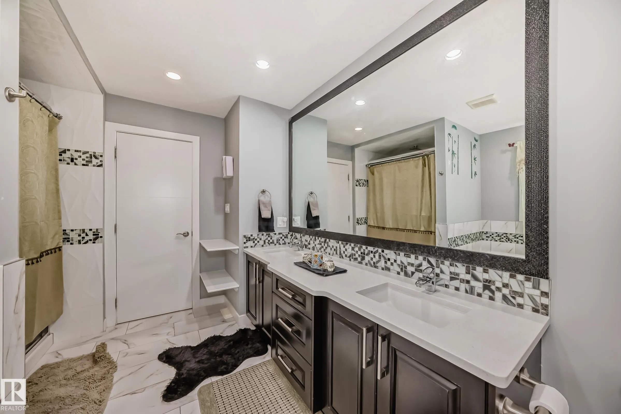 3808 TRIOMPHE BV