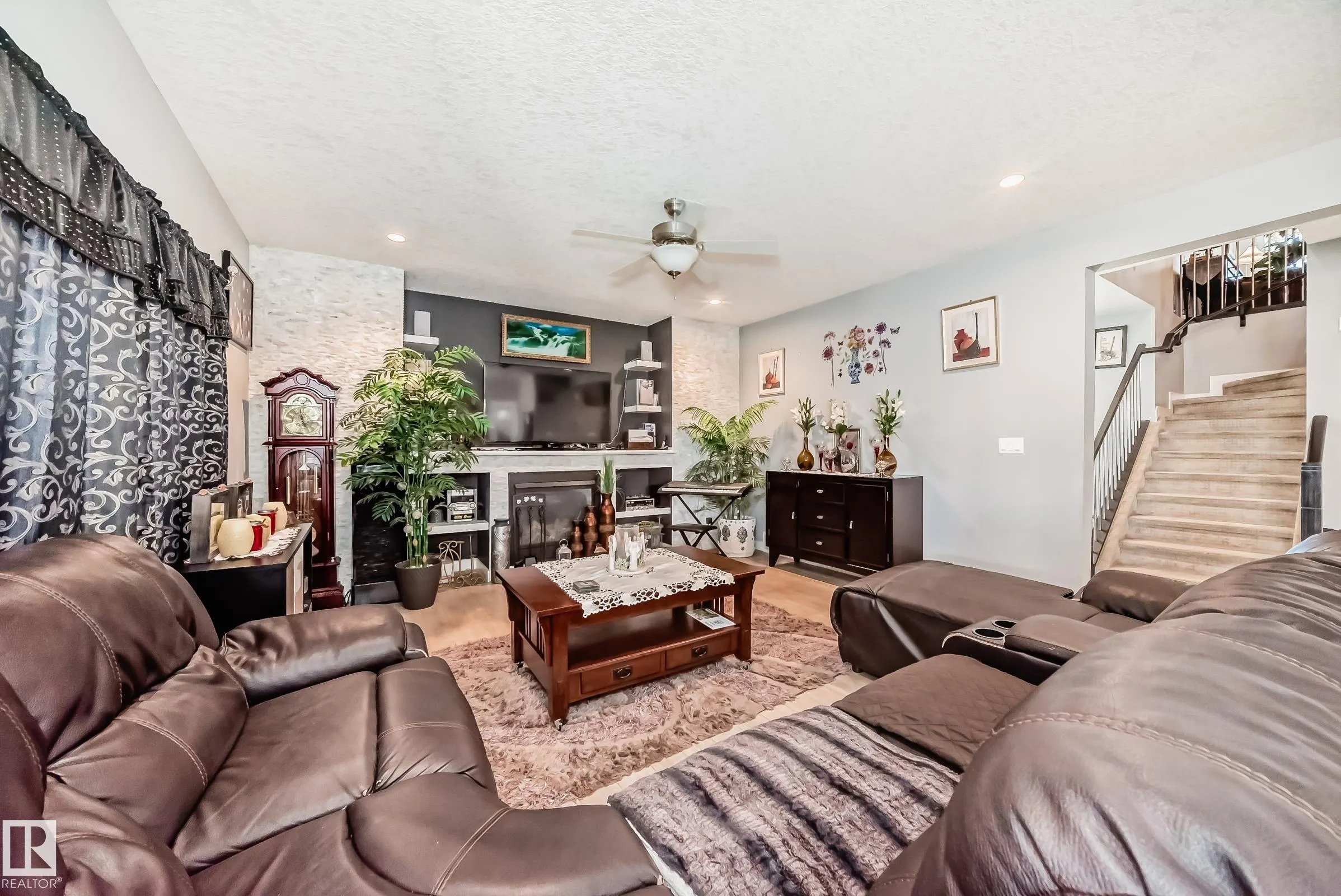 3808 TRIOMPHE BV