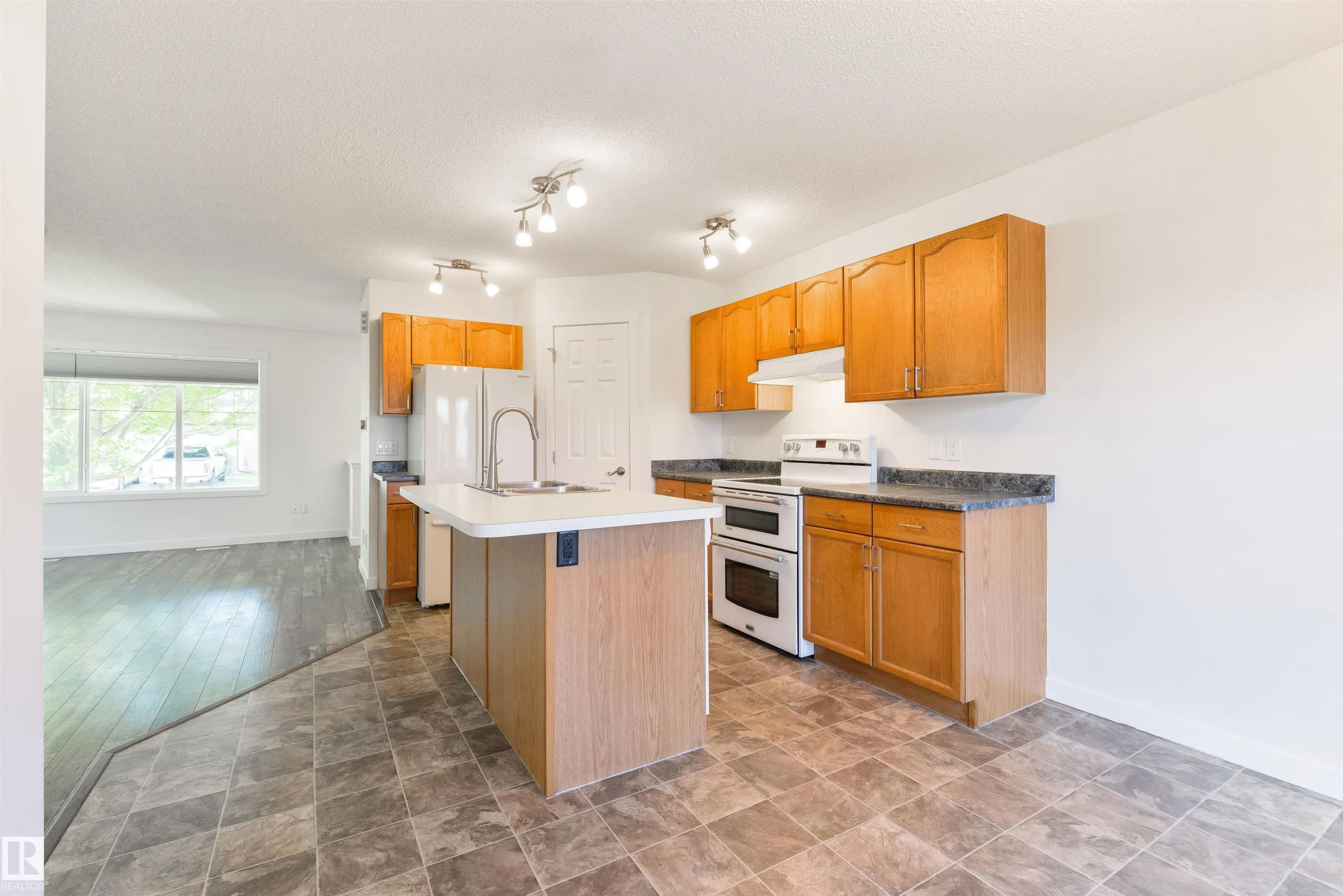 44 HEATHERLANDS Way