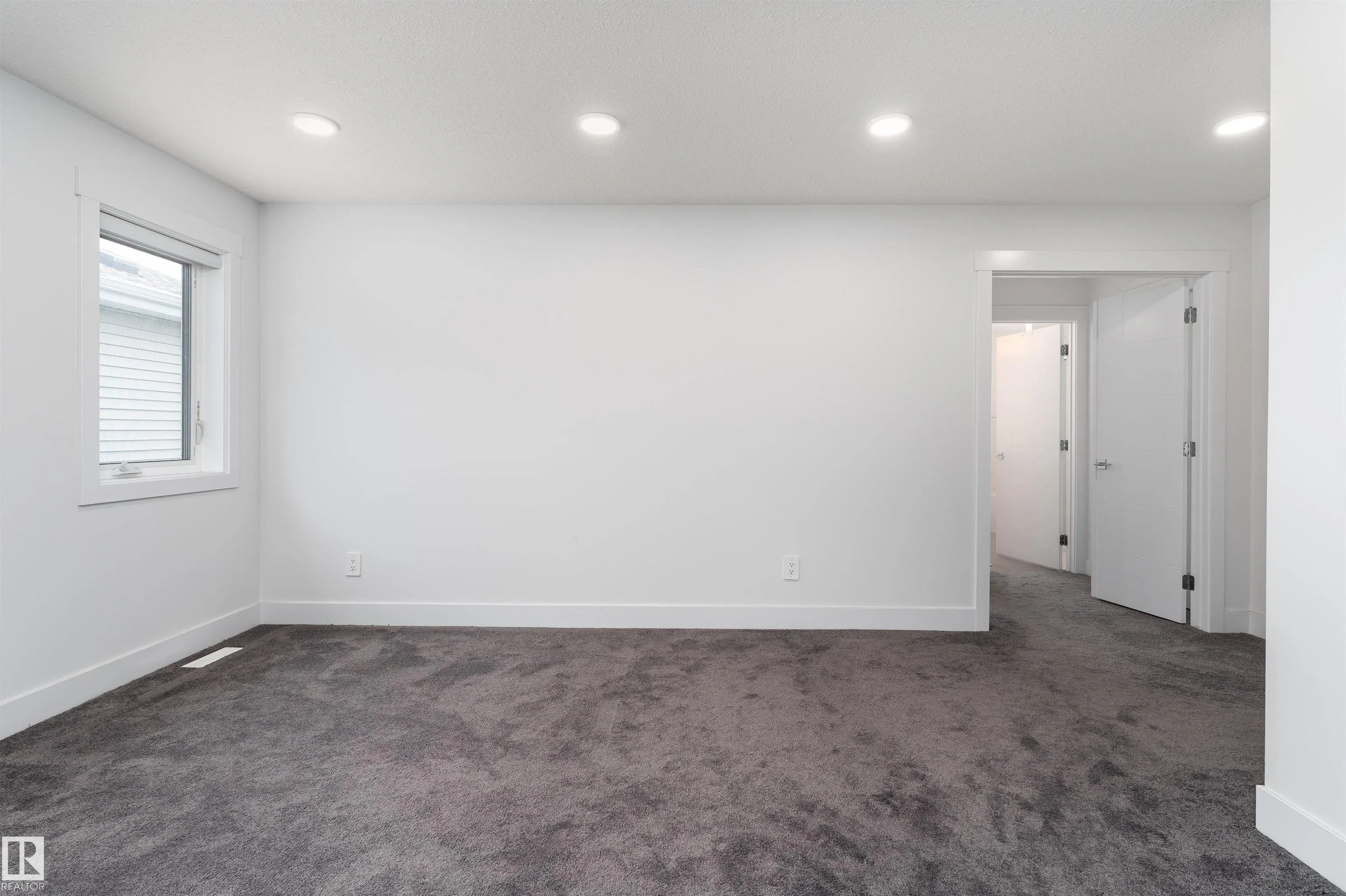 1051 CHRISTIE Vista