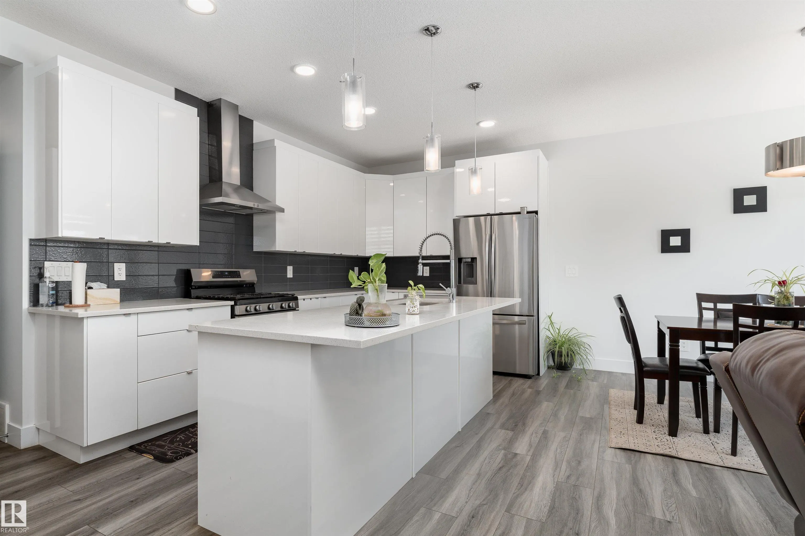 1051 CHRISTIE Vista