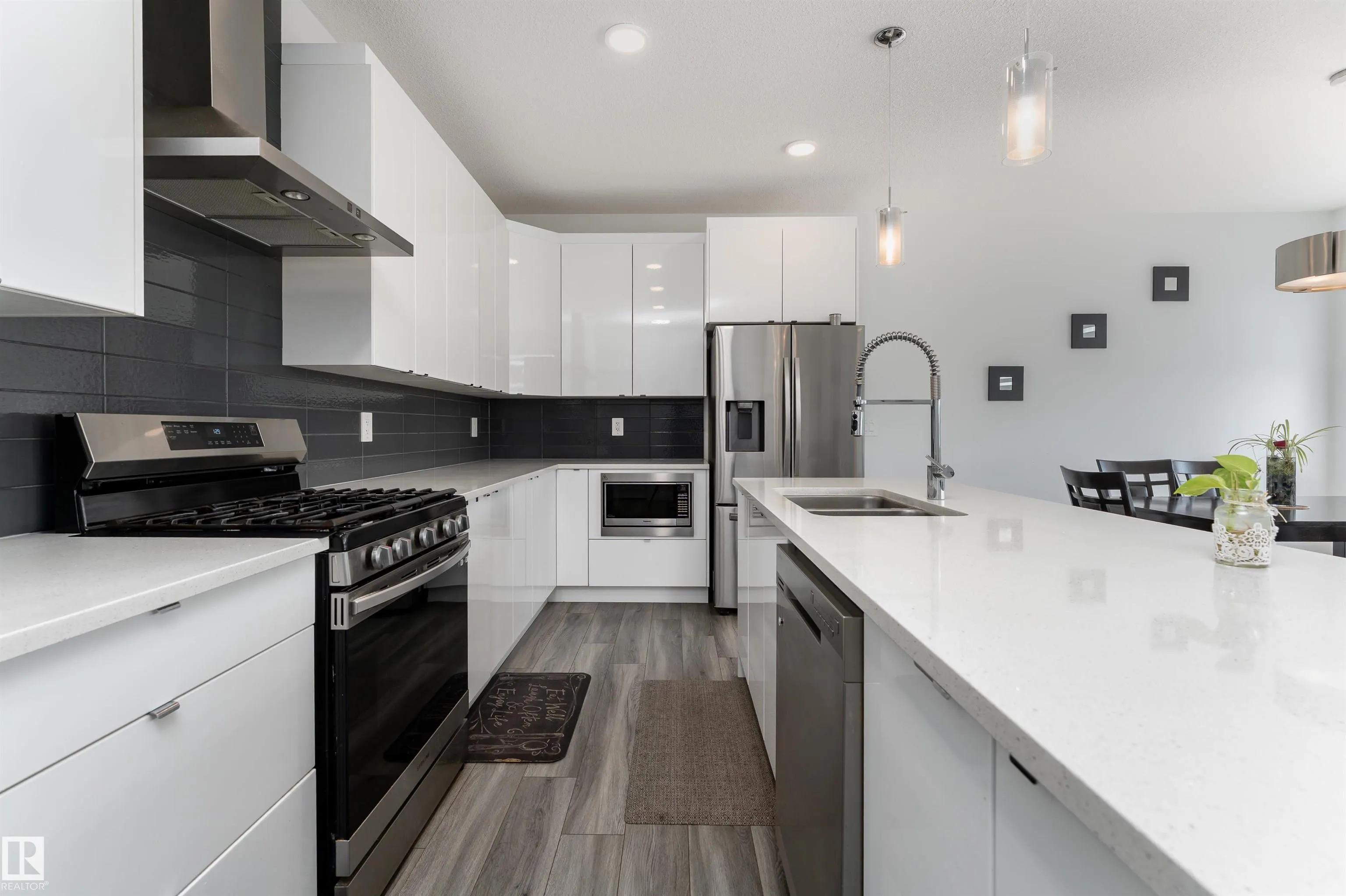 1051 CHRISTIE Vista