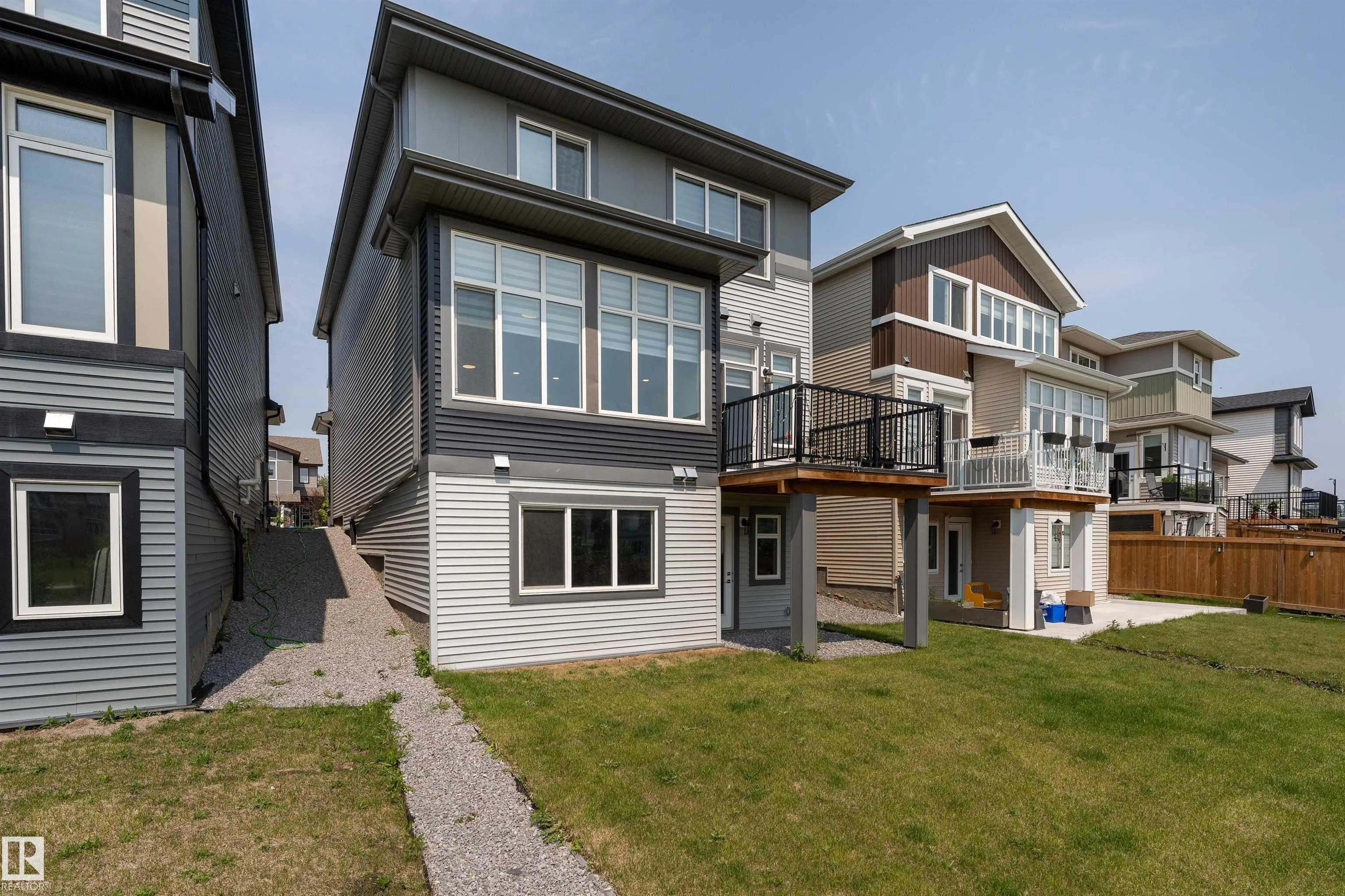 1051 CHRISTIE Vista