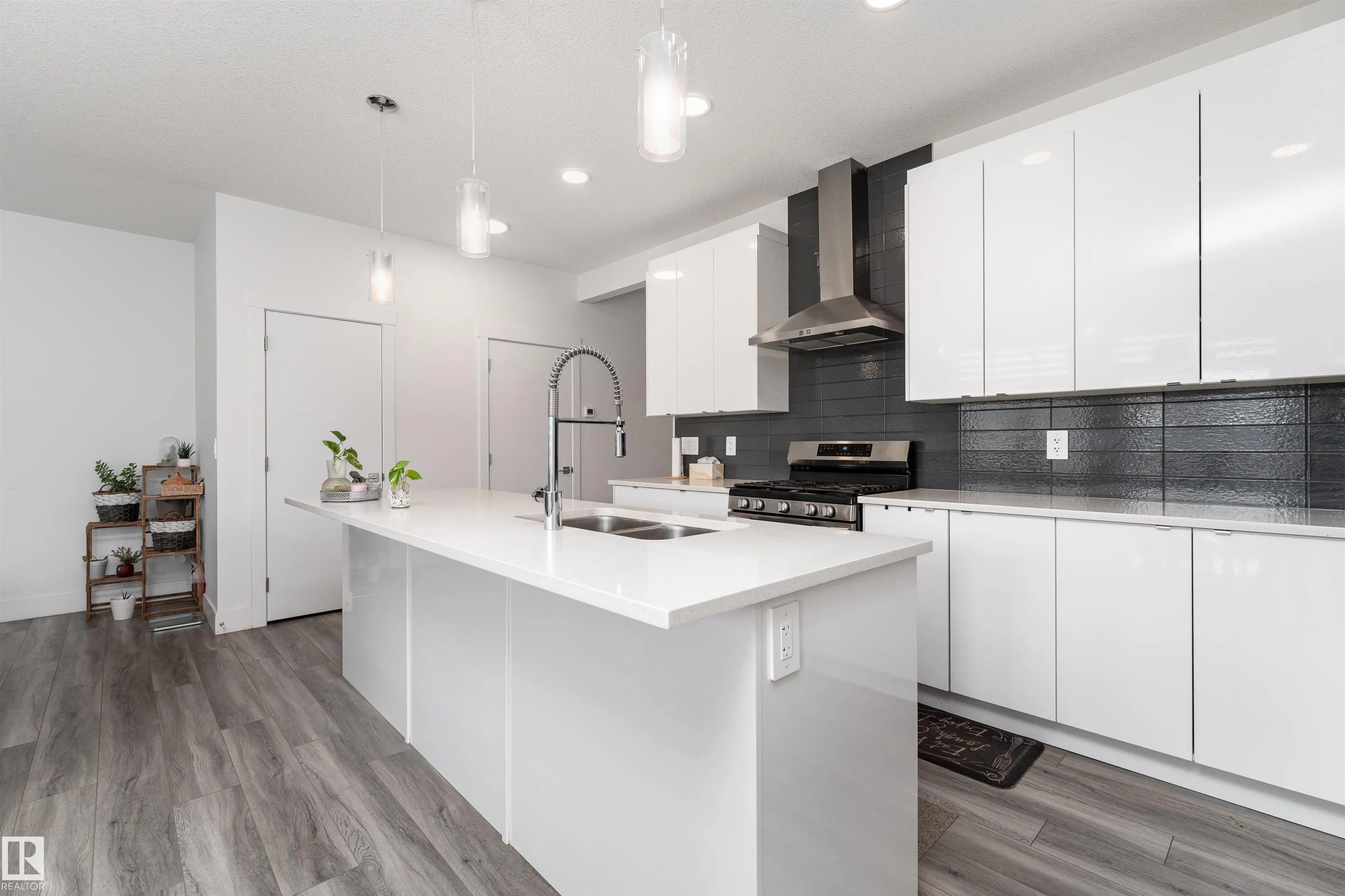 1051 CHRISTIE Vista