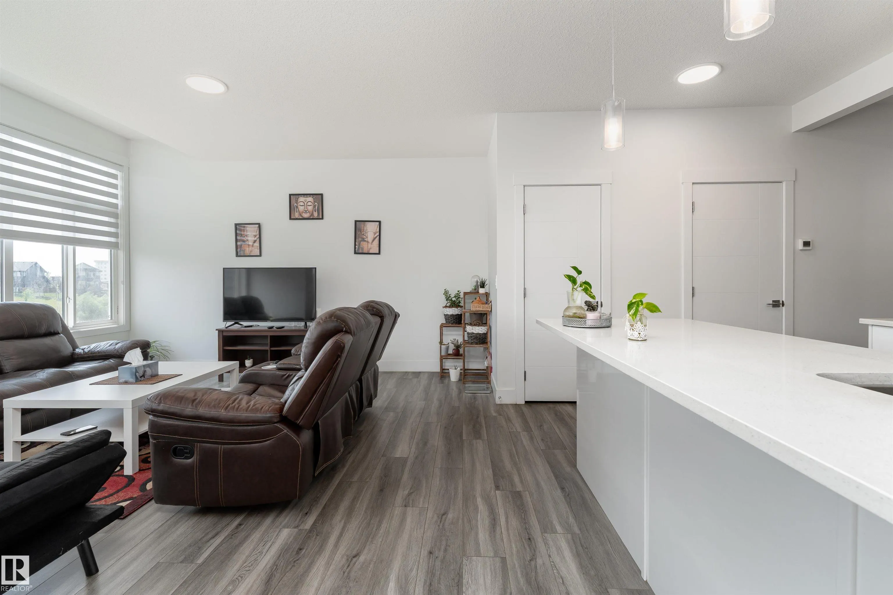 1051 CHRISTIE Vista