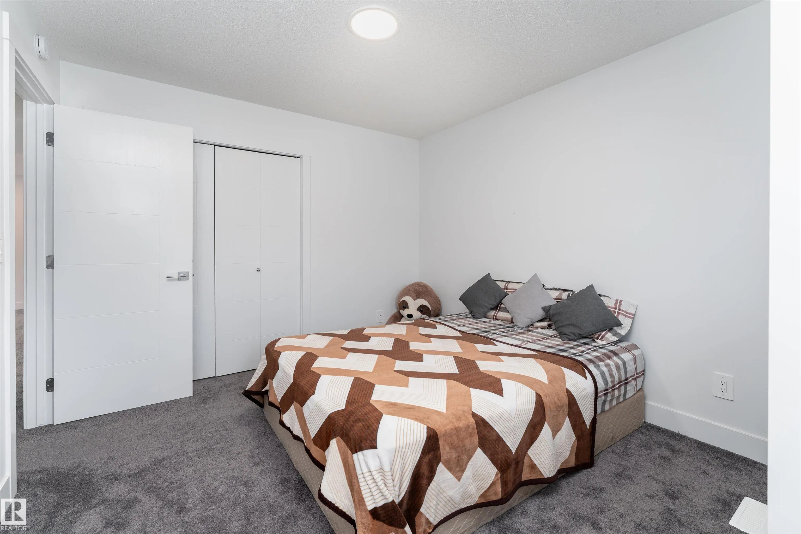 1051 CHRISTIE Vista