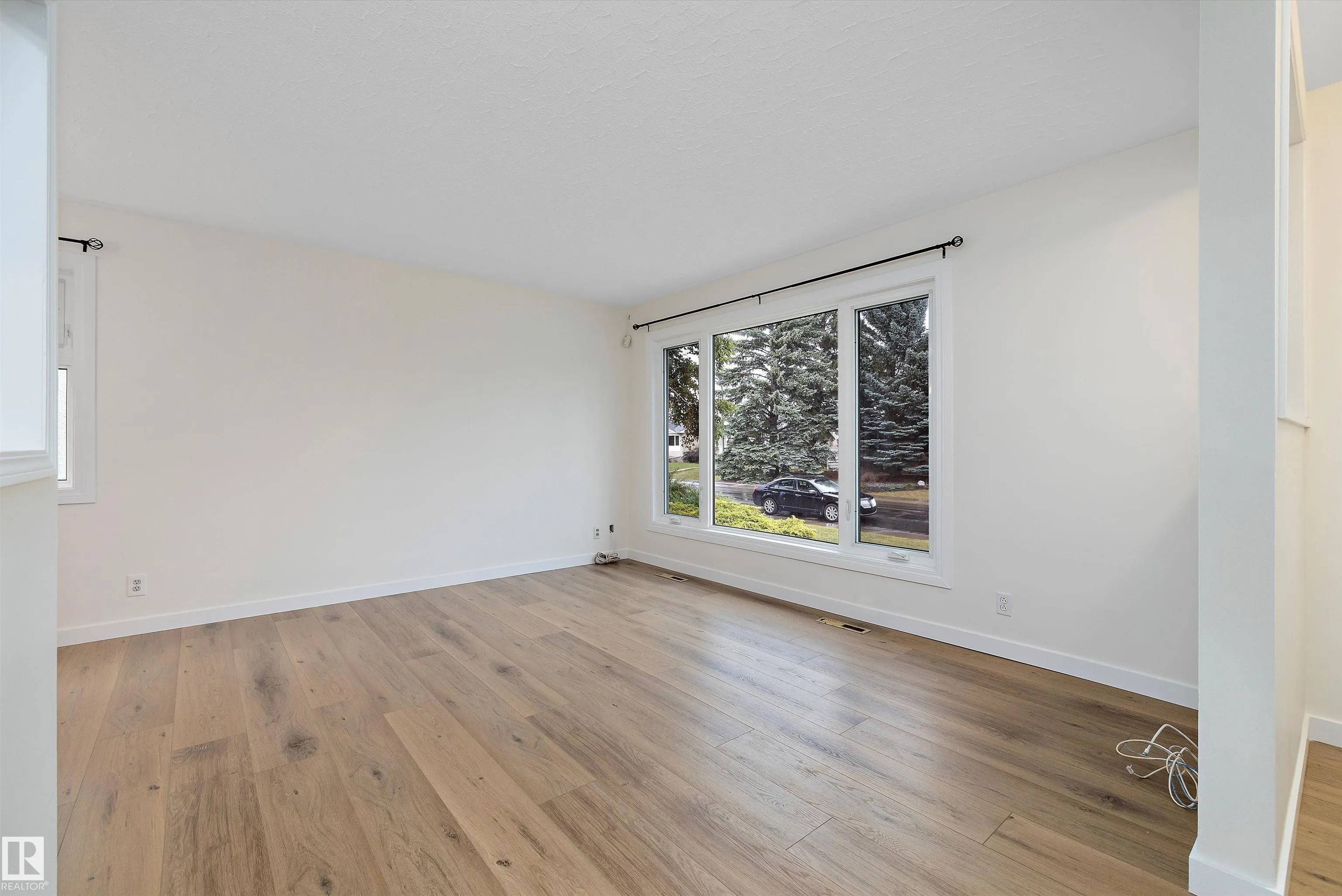 8928 147 st