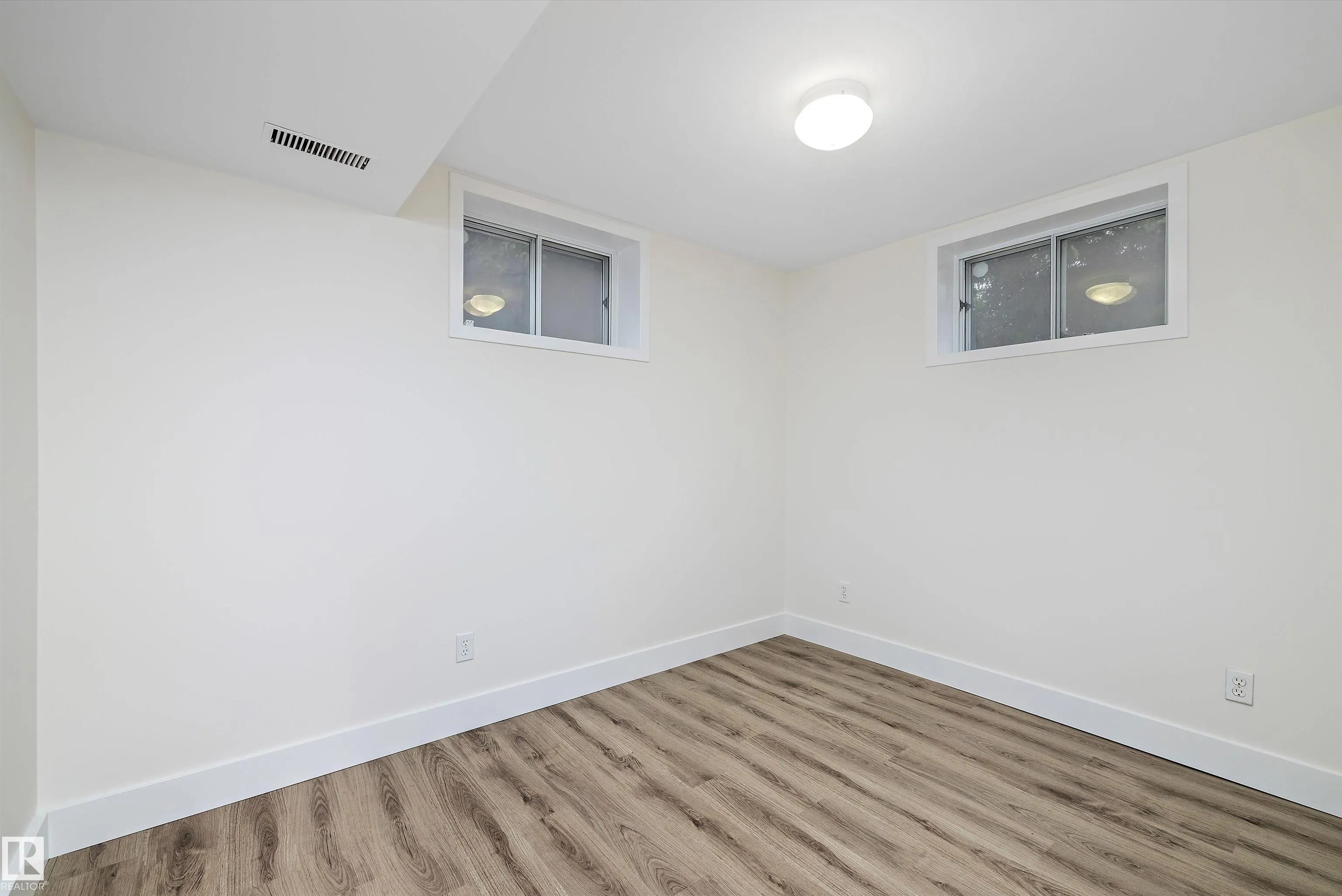 8928 147 st