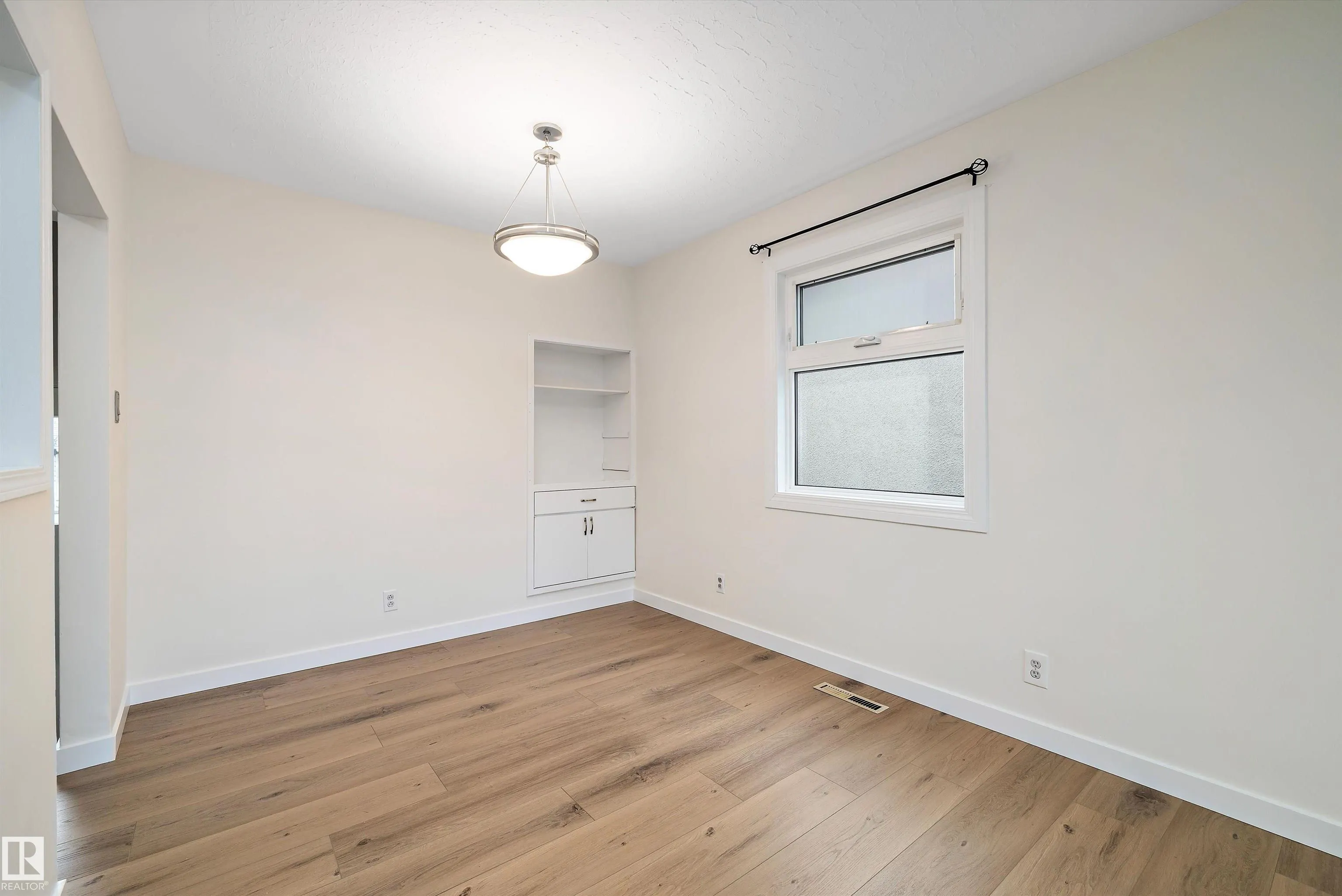 8928 147 st