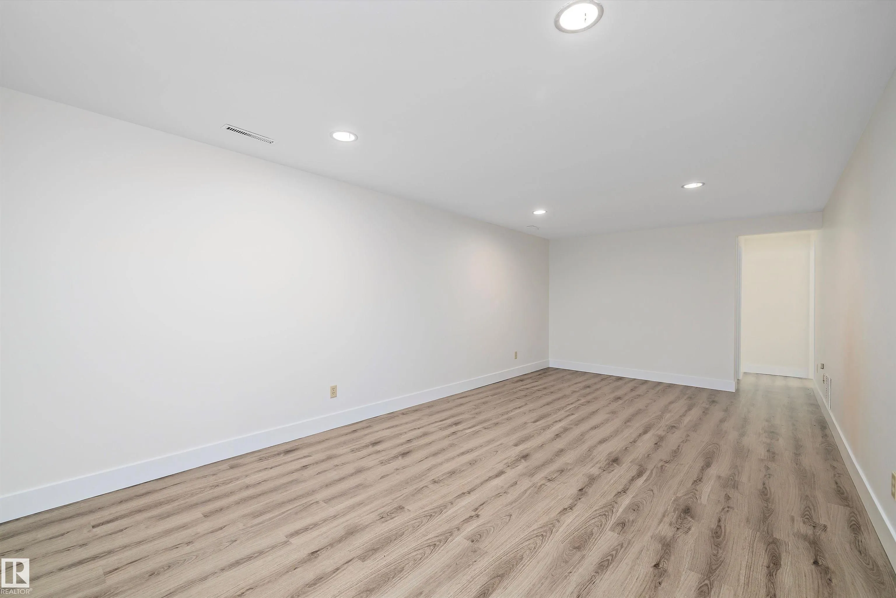 8928 147 st