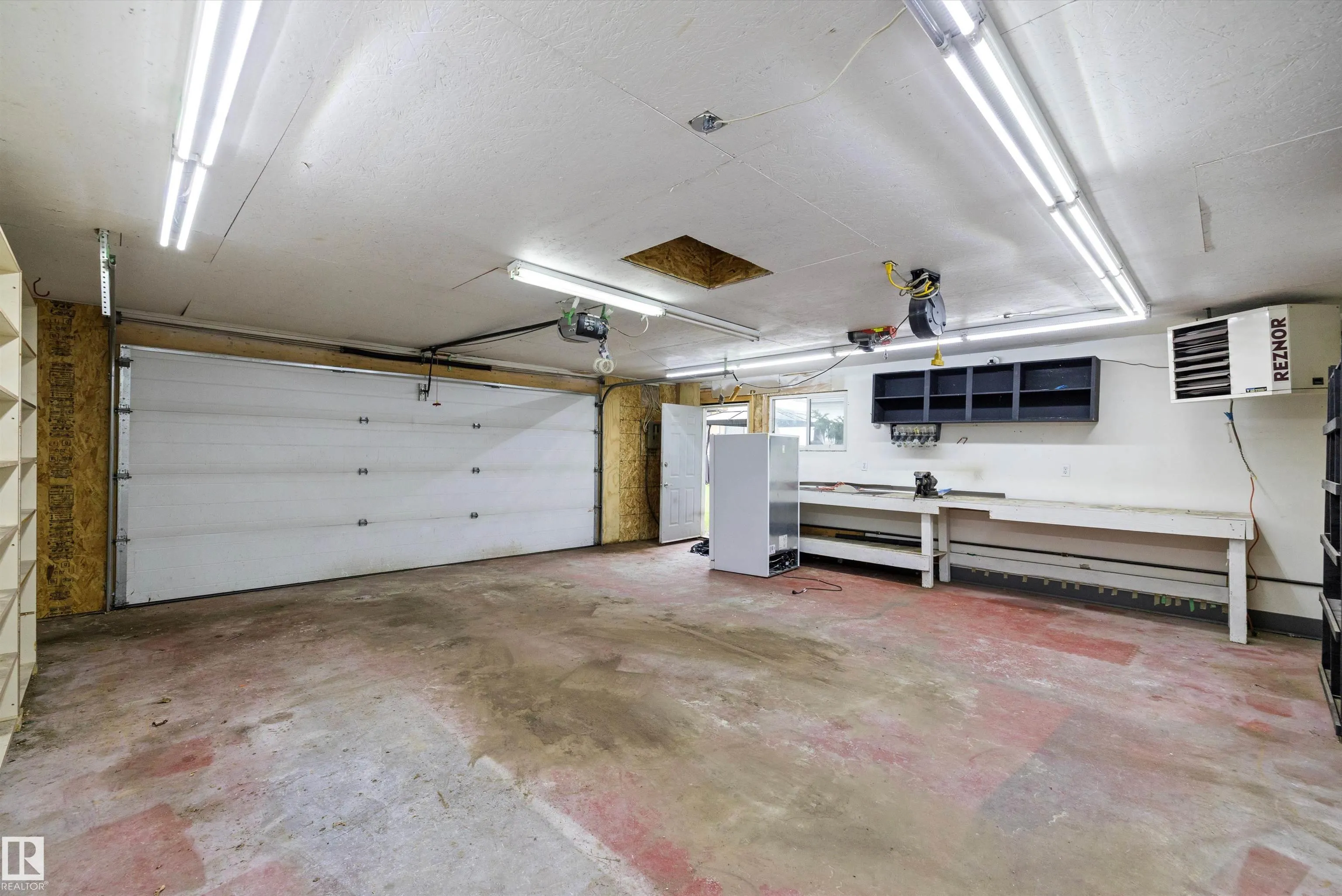 8928 147 st