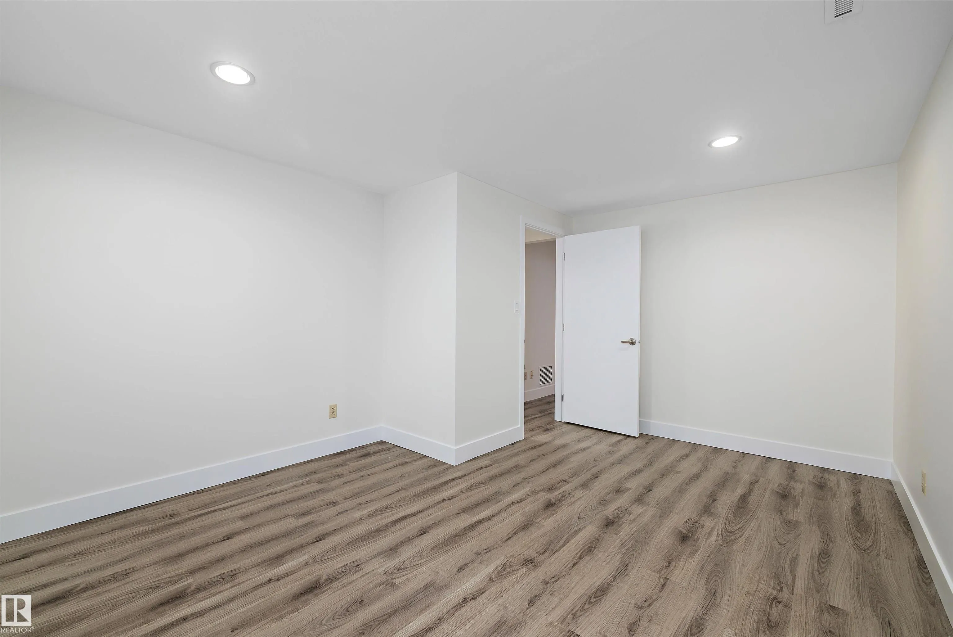 8928 147 st