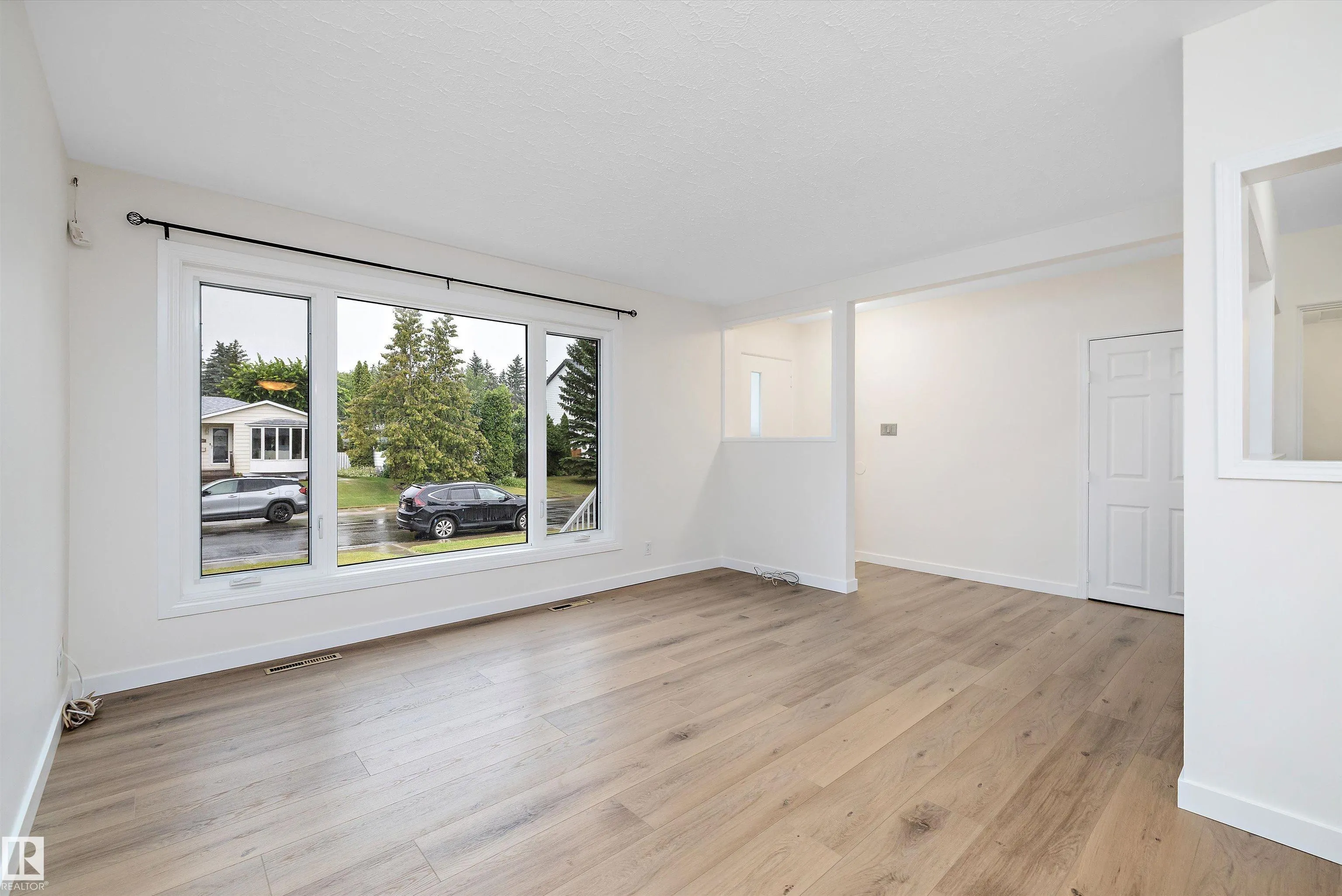8928 147 st