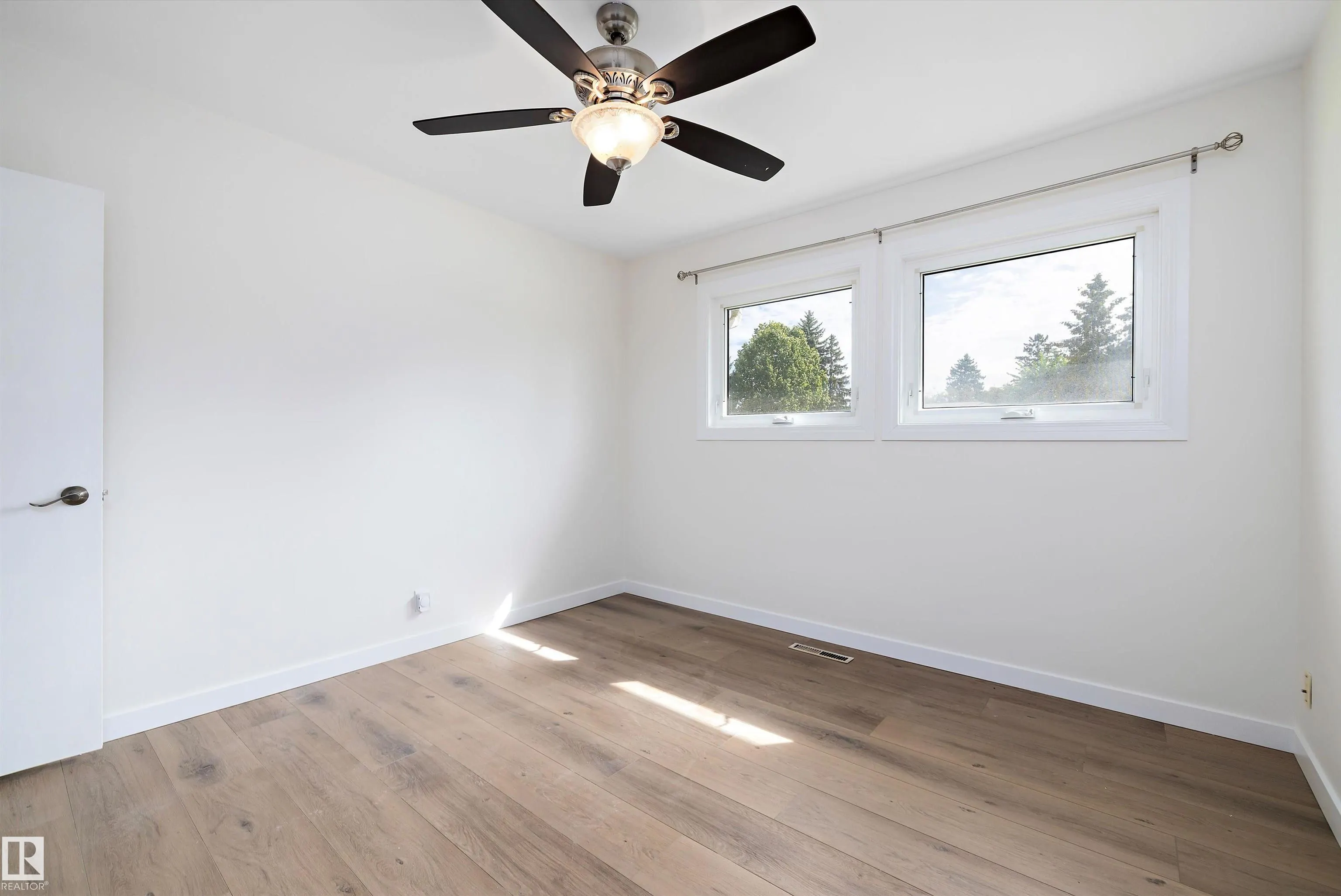 8928 147 st
