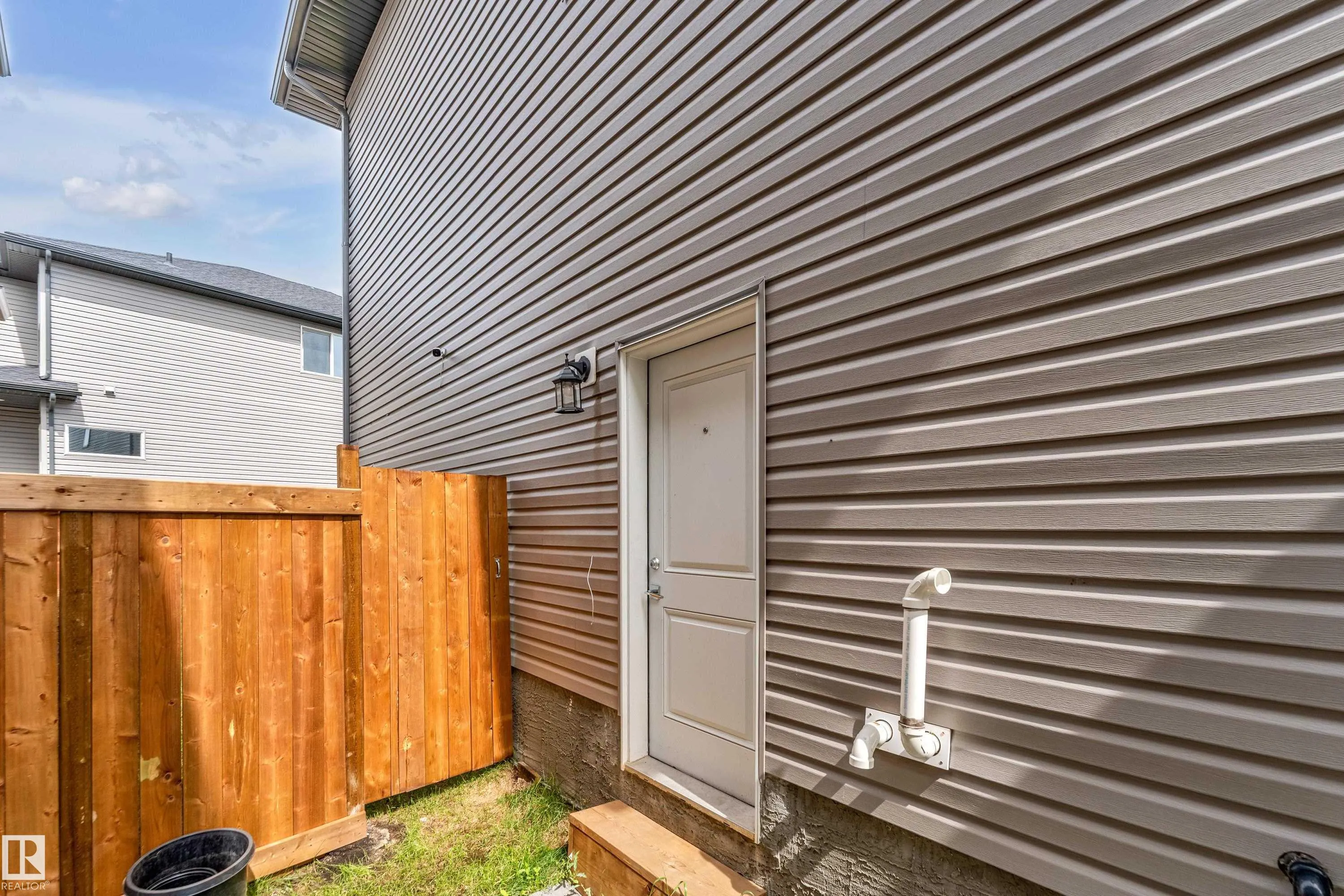 449 ROBERTS Crescent