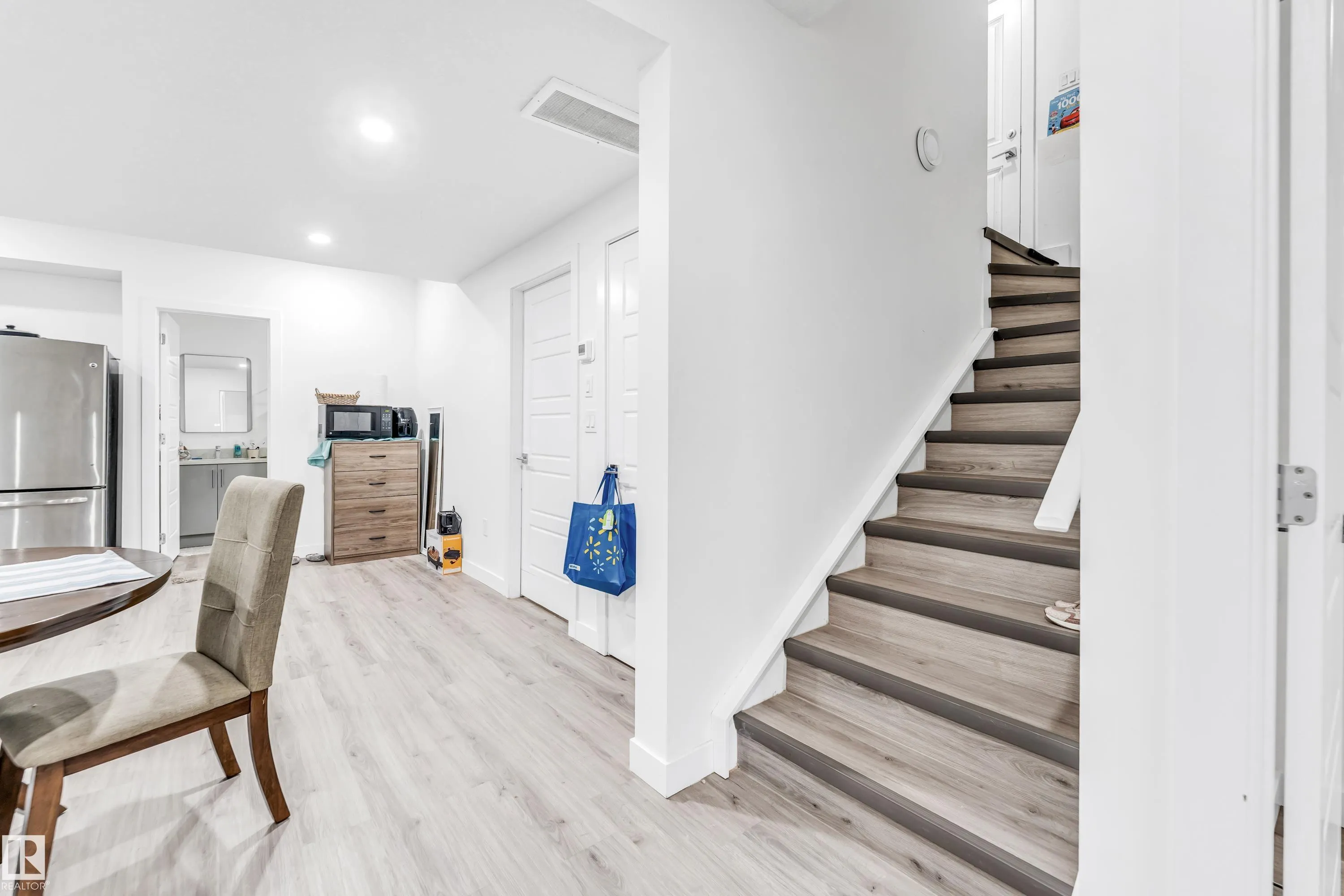 449 ROBERTS Crescent